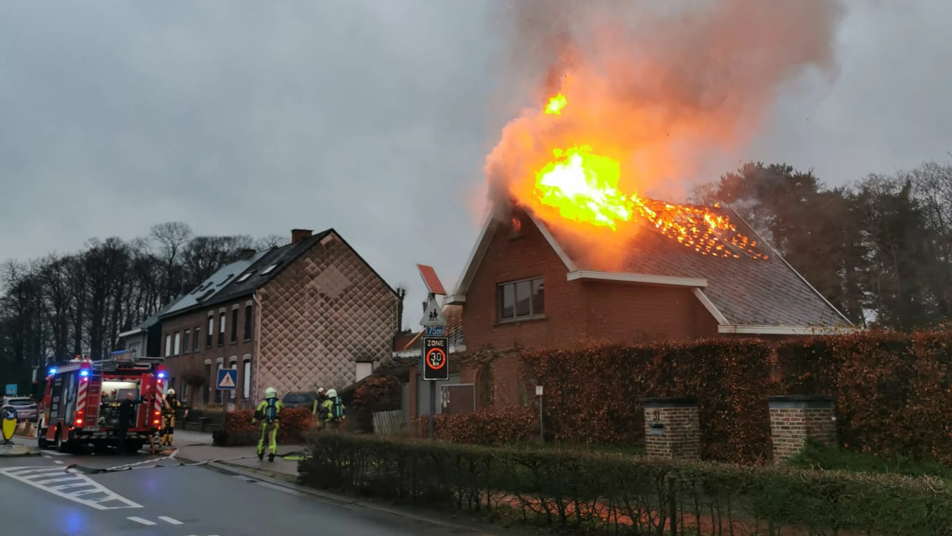 Woningbrand langs Werchtersebaan in Tremelo: "Kans op vrijgekomen asbest, houd ramen en deuren toe"