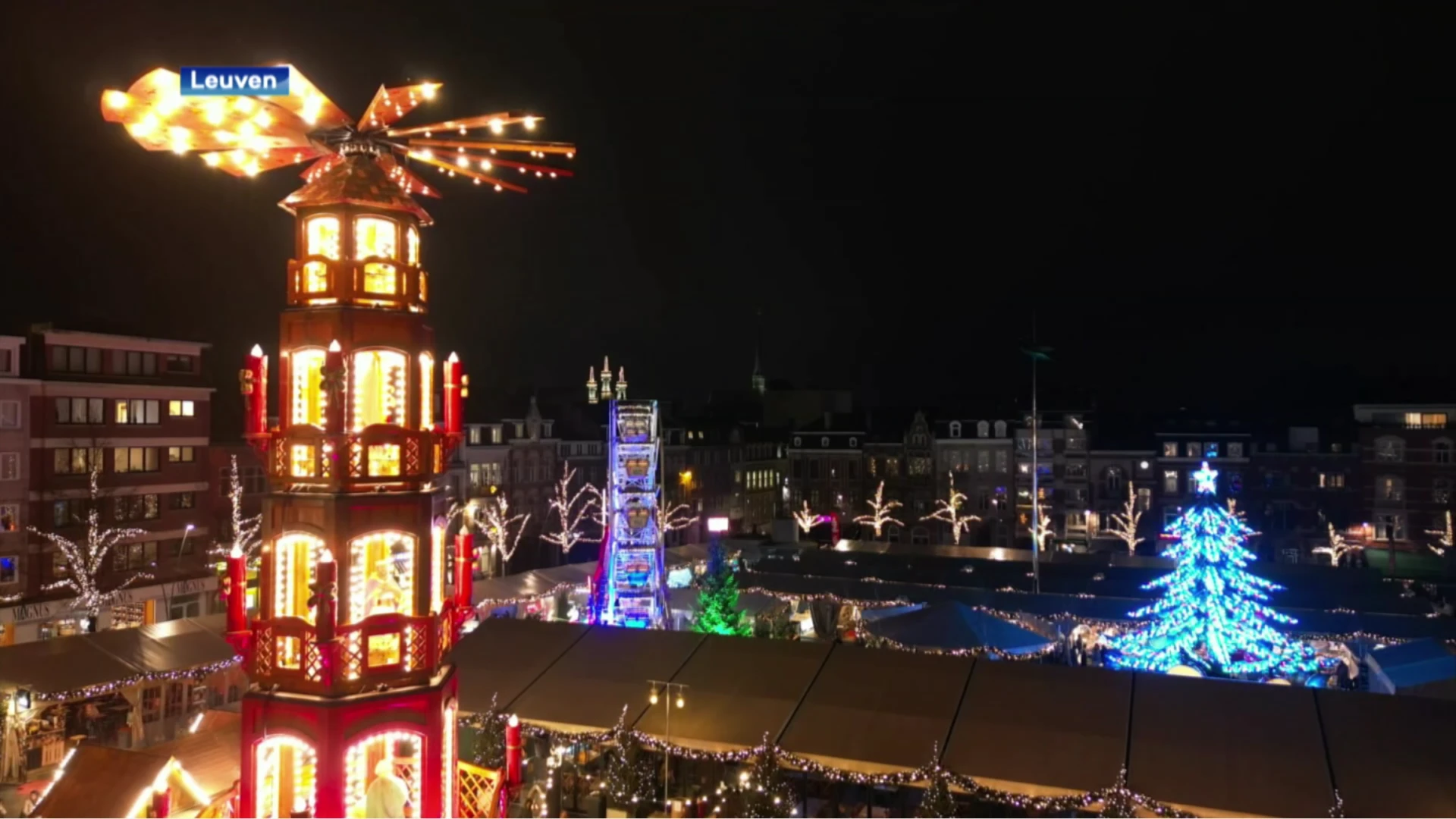 Student probeert kerstboom te stelen van Leuvense Kerstmarkt, maar wordt betrapt door bewaker: "Vond het jammer dat er geen kerstboom op mijn kot staat"