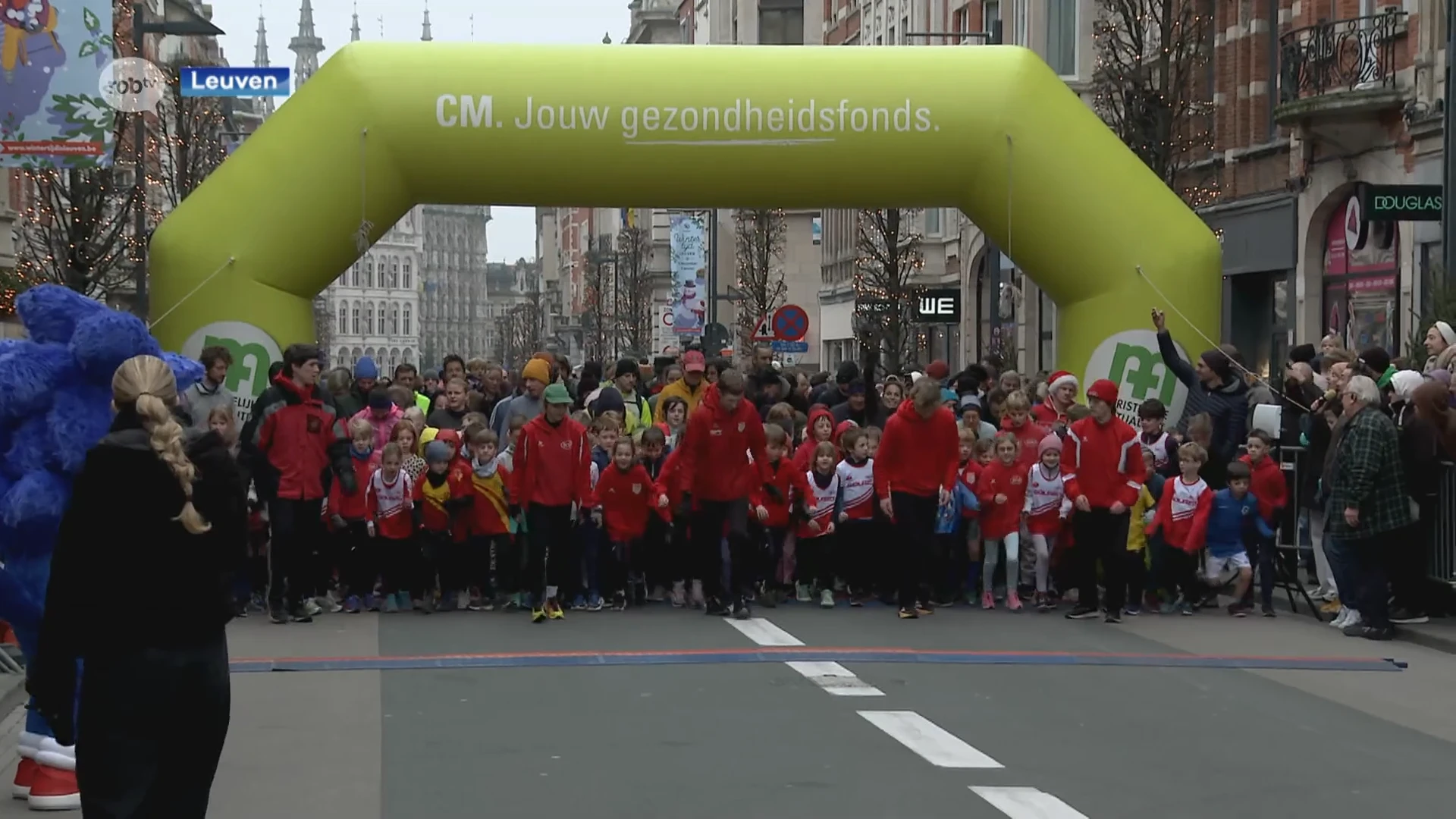 6.500 sportievelingen lopen onder grote belangstelling door Leuvense binnenstad tijdens Eindejaarscorrida: "Sfeer is fantastisch"