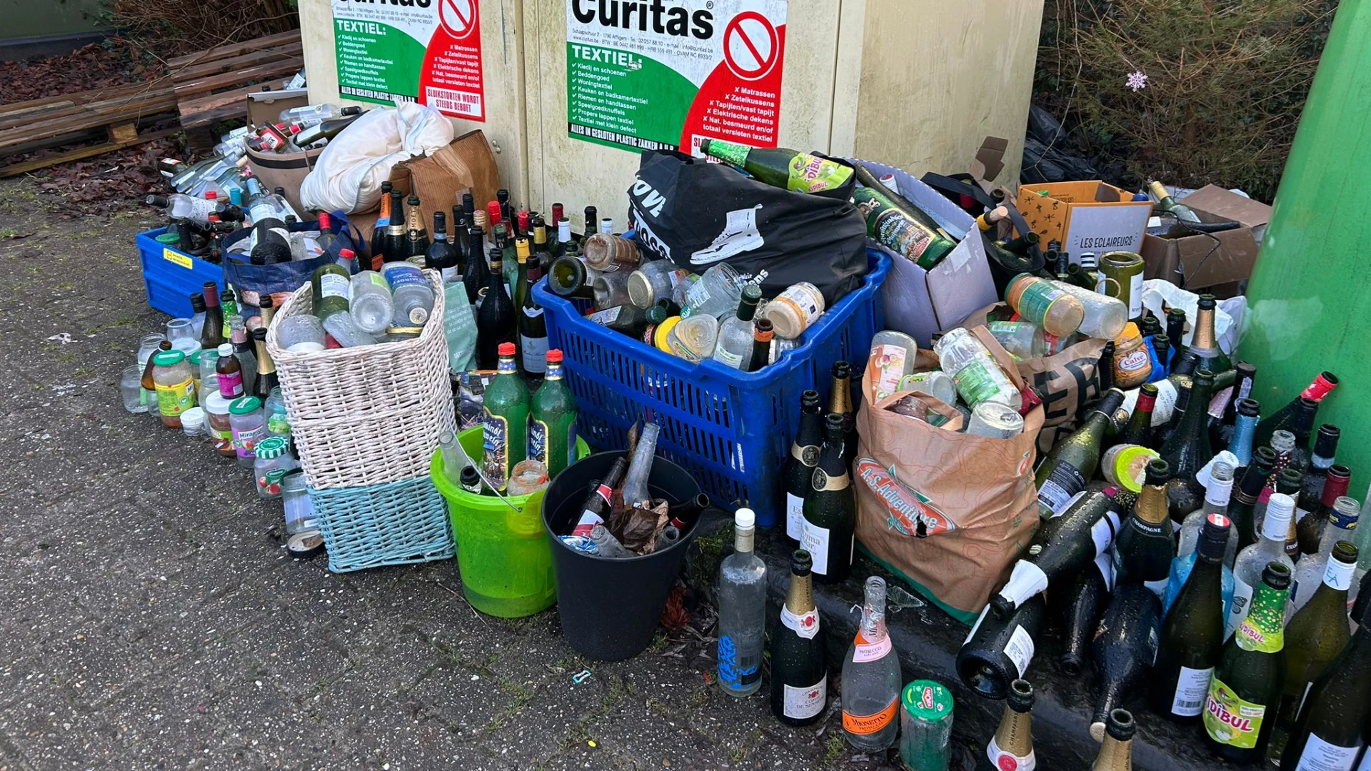 Afval stapelt zich op langs glasbollen in Vossem bij Tervuren: "Breng glas naar recyclagepark"