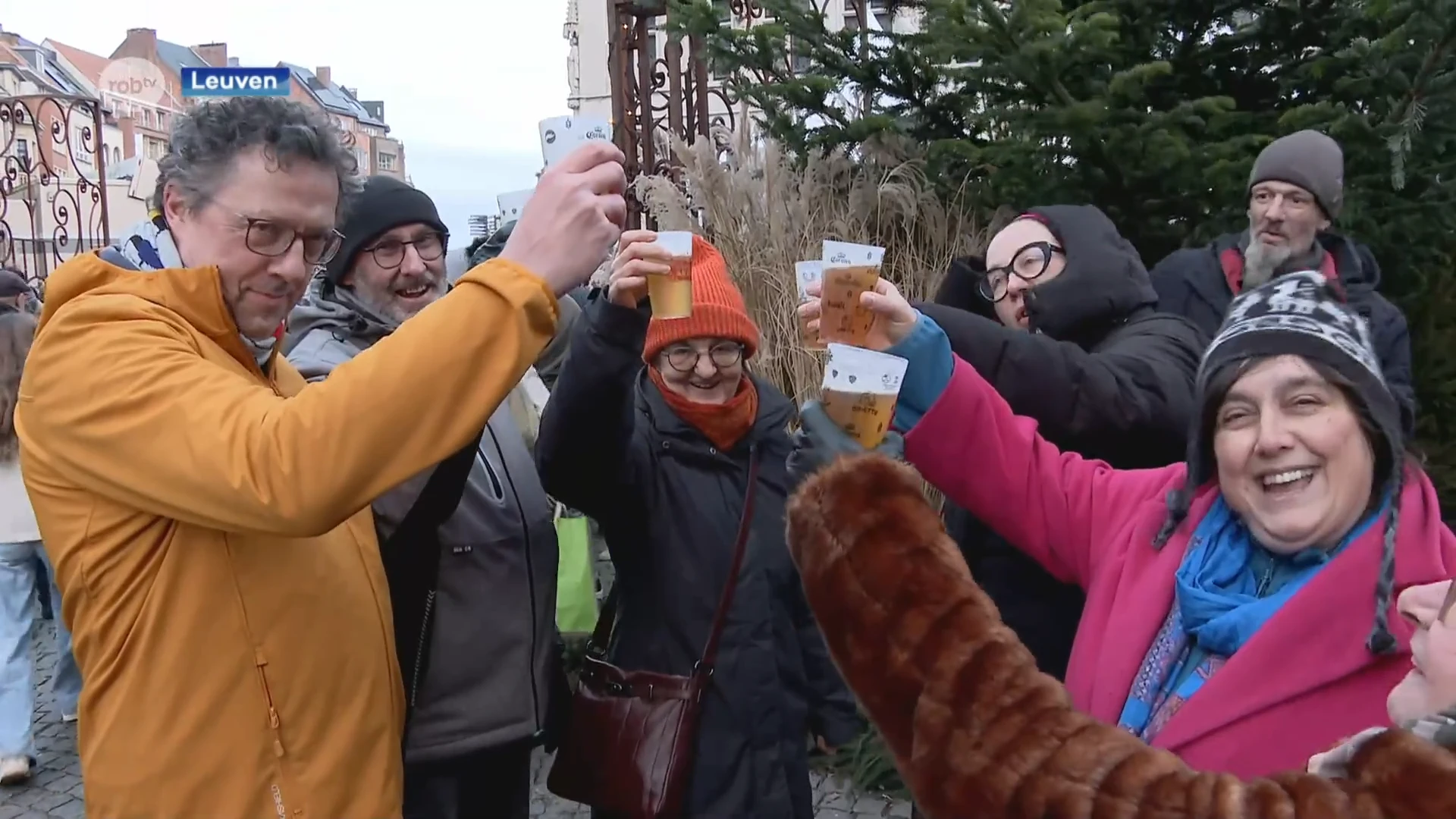 Gratis smoutebollen en een pintje: Leuven trakteert inwoners tijdens nieuwjaarsdrink op de Grote Markt