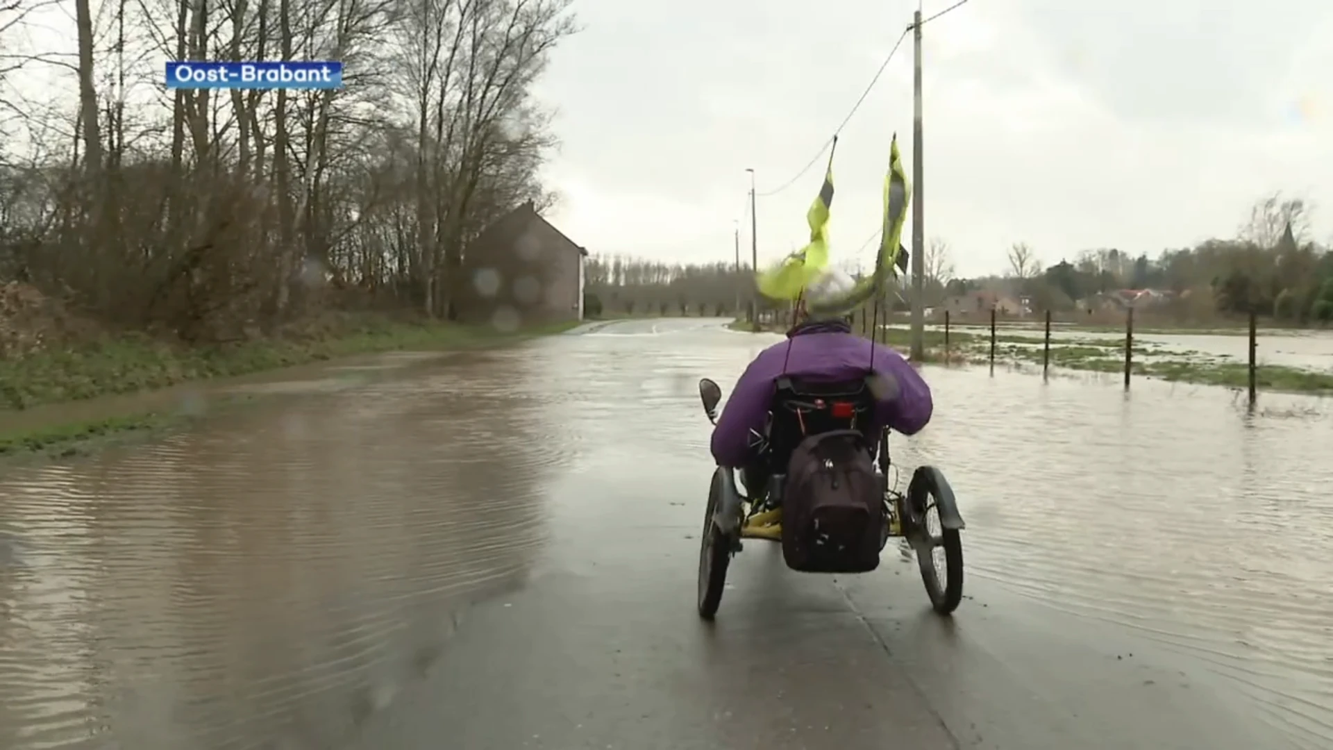 Regenval zorgt voor wateroverlast in Huldenberg: Straat staat onder, maar daar trekt man met driewieler zich niets van aan