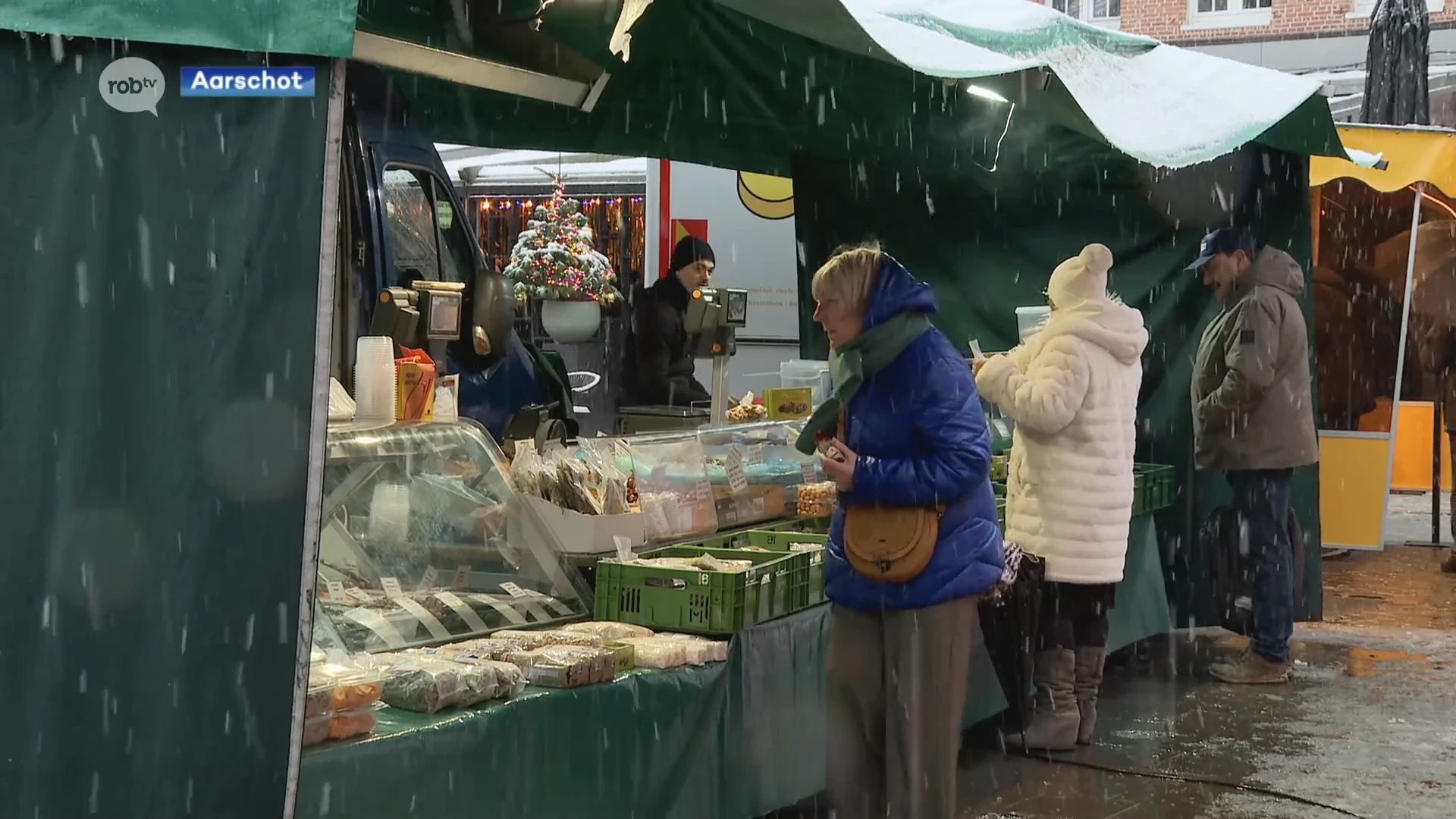 Sneeuw schrikt bezoekers van markt in Aarschot niet af, maar "weer is vandaag onze grootste concurrent" klinkt het bij marktkramers