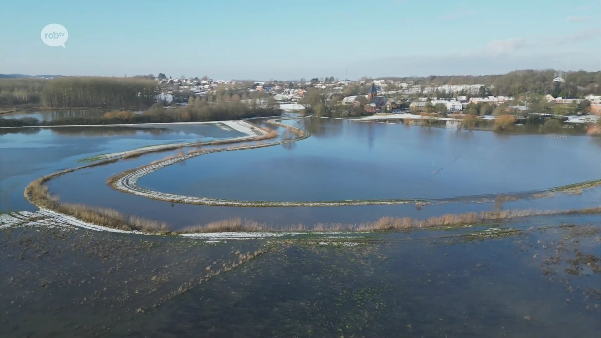 BEKIJK: Dronebeelden tonen omvang van wateroverlast in de buurt van het centrum van Langdorp