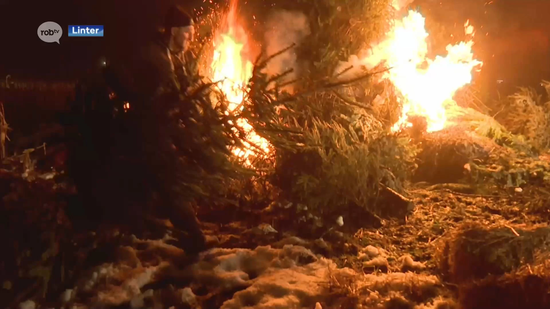 300 bomen verbrand tijdens kerstboomverbranding in Linter, ondanks impact op milieu: "Traditie die ze ons niet mogen afpakken"