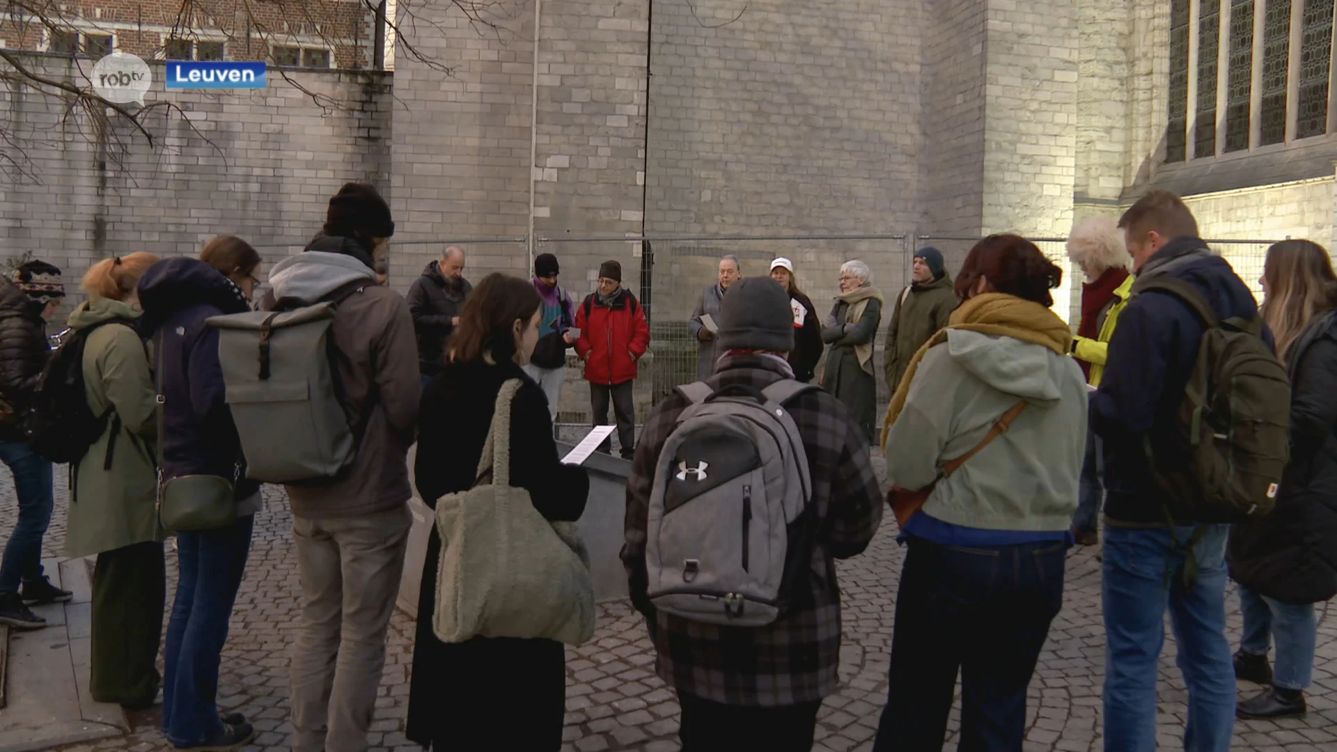 Actievoerders vragen op Grote Markt in Leuven aandacht voor dak-en thuisloosheidsproblematiek: "Vlaanderen, kom je beloftes na"