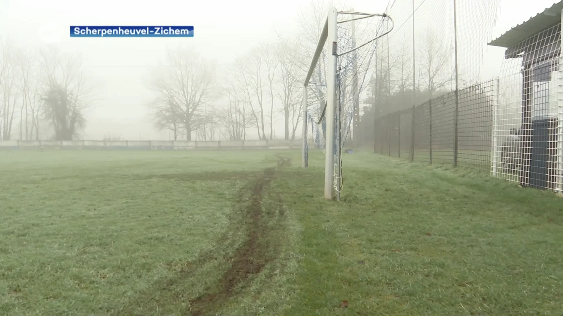 Motorrijder trekt spoor over voetbalveld FC Wit-Blauw in Scherpenheuvel: "Aan het begin van het seizoen nog 2.500 euro geïnvesteerd om opnieuw aan te leggen"