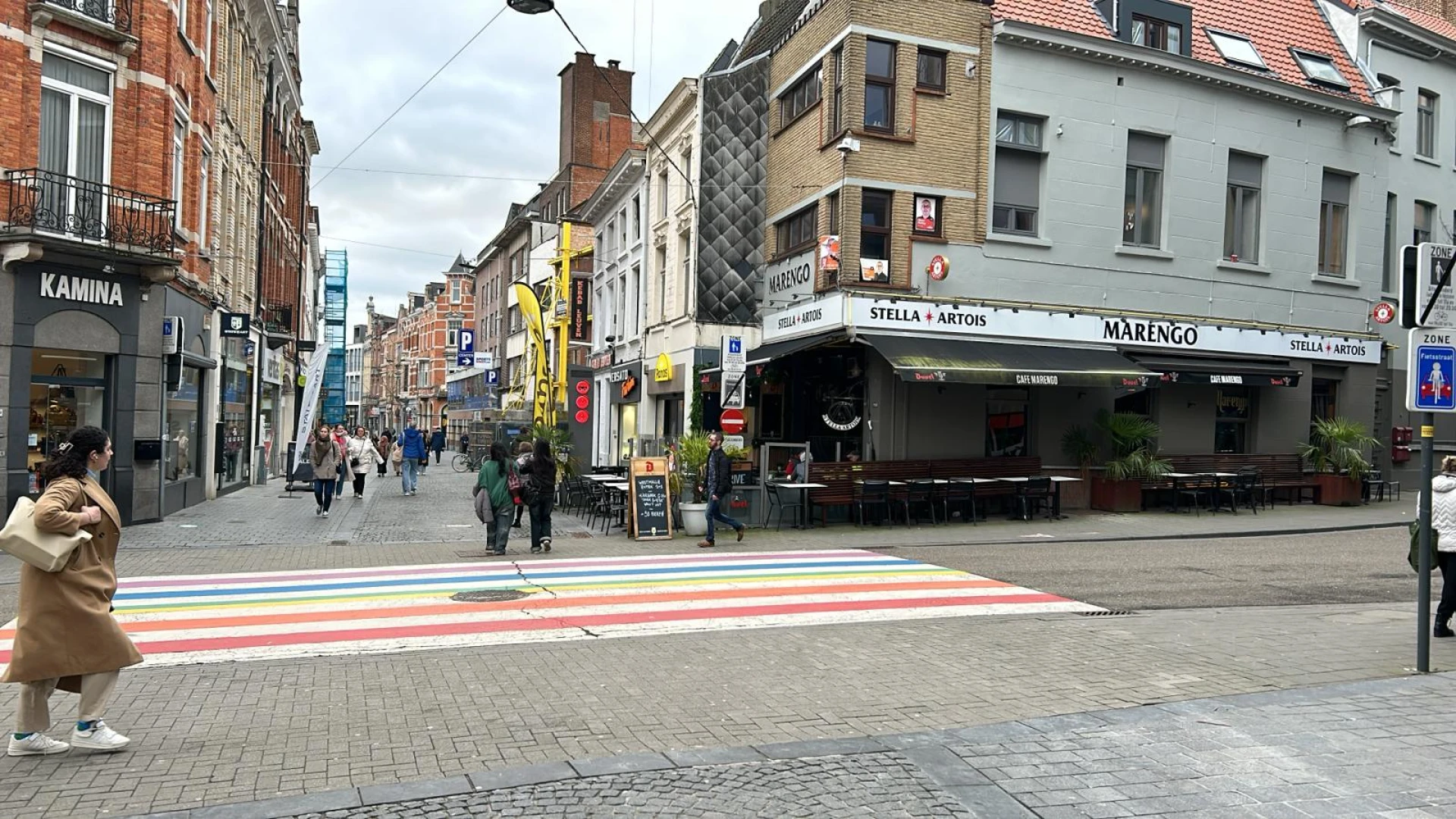 Man van 43 uit Herent valt in Leuvense Diestsestraat twee politieagenten aan: "Hij greep de agent bij de keel en sloeg hem in het gezicht"