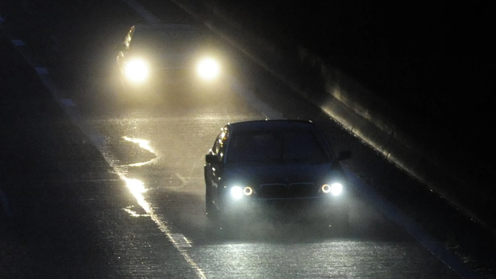 Dronken man valt in slaap op linkerrijstrook E40 in Bertem en blaast 3 keer de toegestane alcohollimiet: "Levensgevaarlijk"