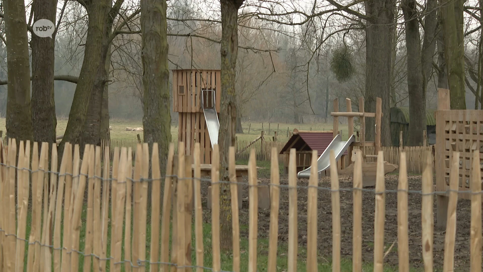 Speeltuin in Meerbeek is klaar, maar nog niet toegankelijk: "Te veel modder door regen en graafmachines"