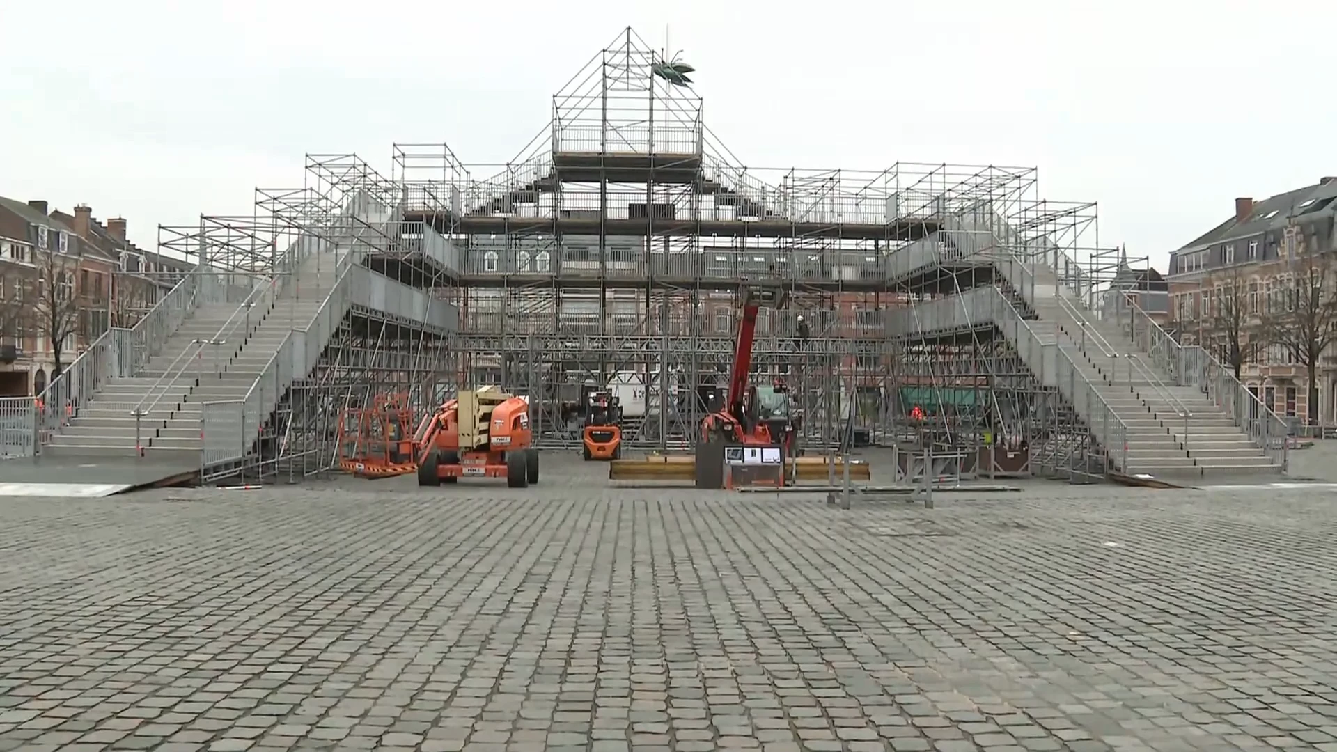 Groot lichtkunstwerk naar aanleiding van 600 jaar universiteit op Ladeuzeplein in Leuven krijgt stilaan vorm