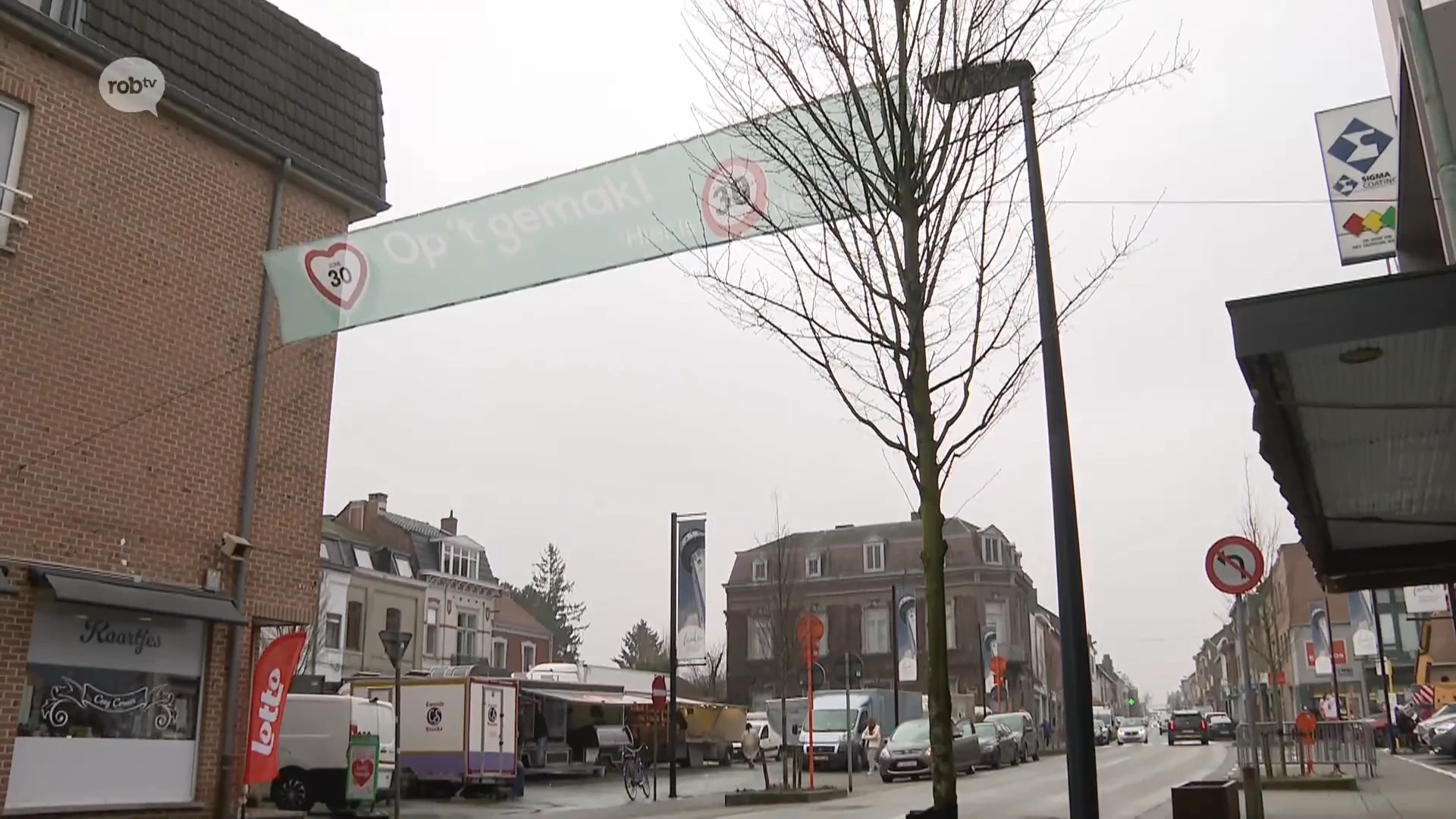 Raamstickers en grote banners moeten autobestuurders extra attent maken op zone 30 in Stationsstraat in Landen: "Er heerst een onveiligheidsgevoel"