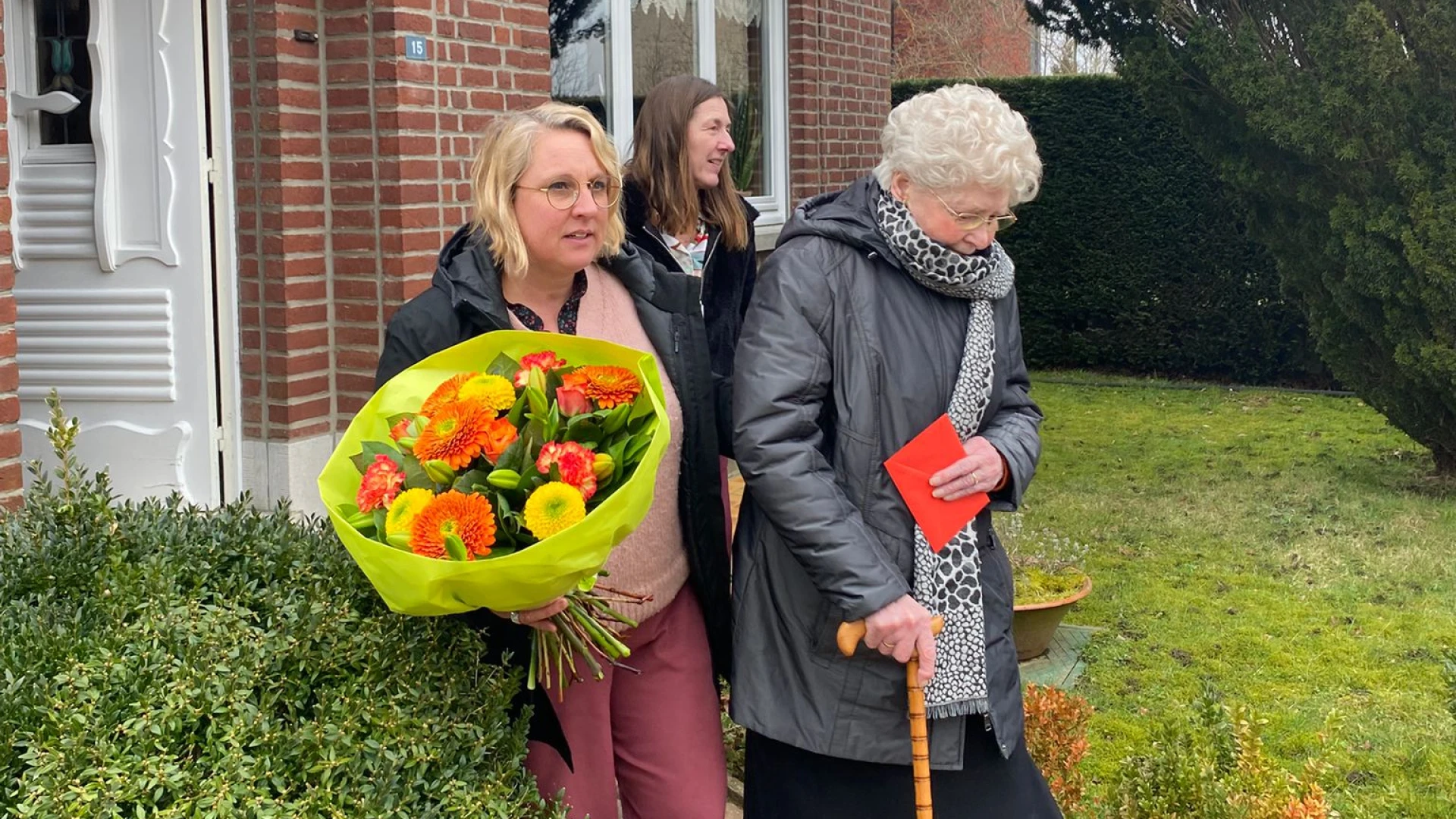 Leerlingen van basisschool 3212 zetten 'tante Yvette' in bloemetjes om haar 90e verjaardag en jarenlange inzet voor de school te vieren