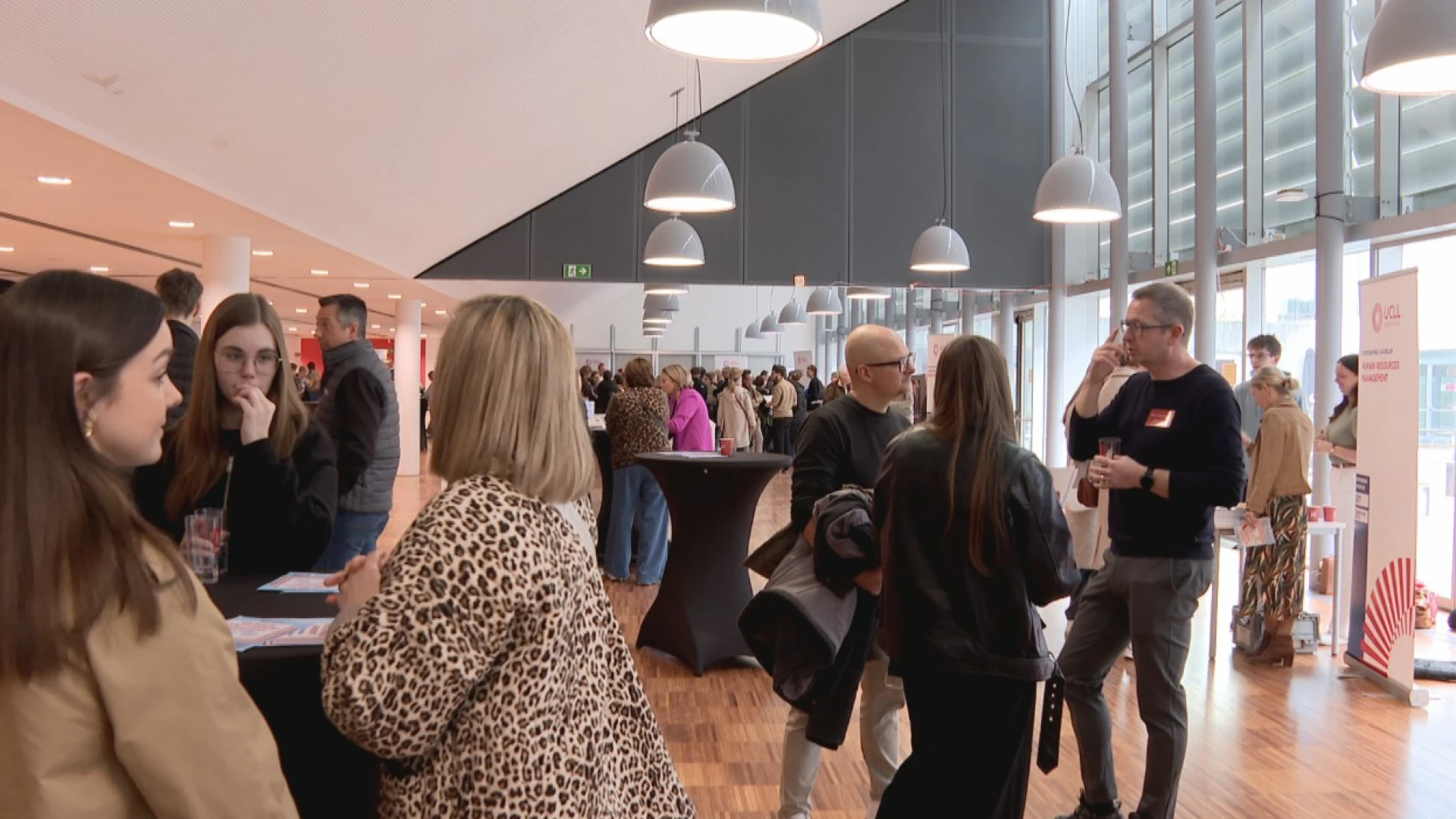 Duizenden toekomstige studenten zakken tijdens infodag af naar campussen van hogeschool UCLL in Leuven en Diest: "Twijfel tussen hogeschool en universiteit"