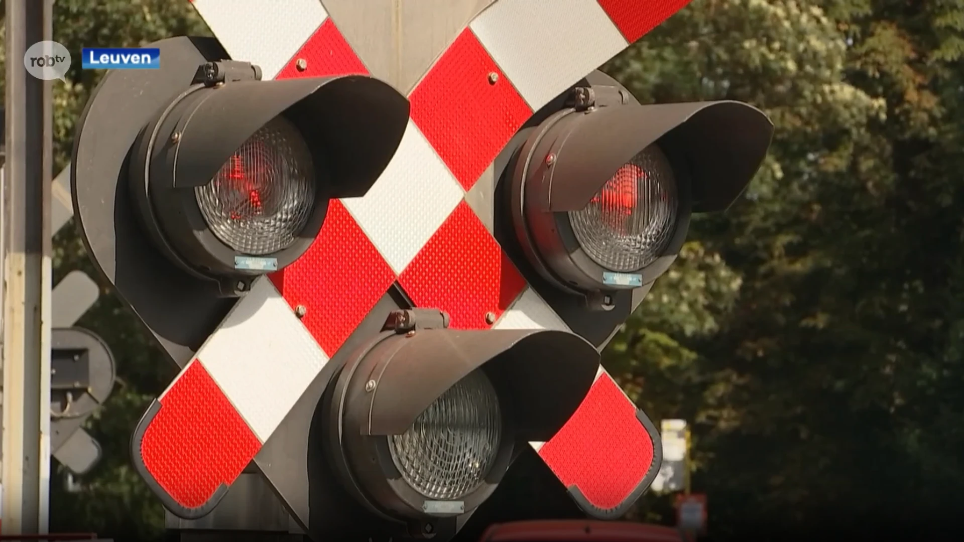 Leuvense politie betrapt bijna 20 mensen met gsm achter stuur, drie voetgangers en fietser negeren gesloten overweg aan Naamseteenweg en Remylaan