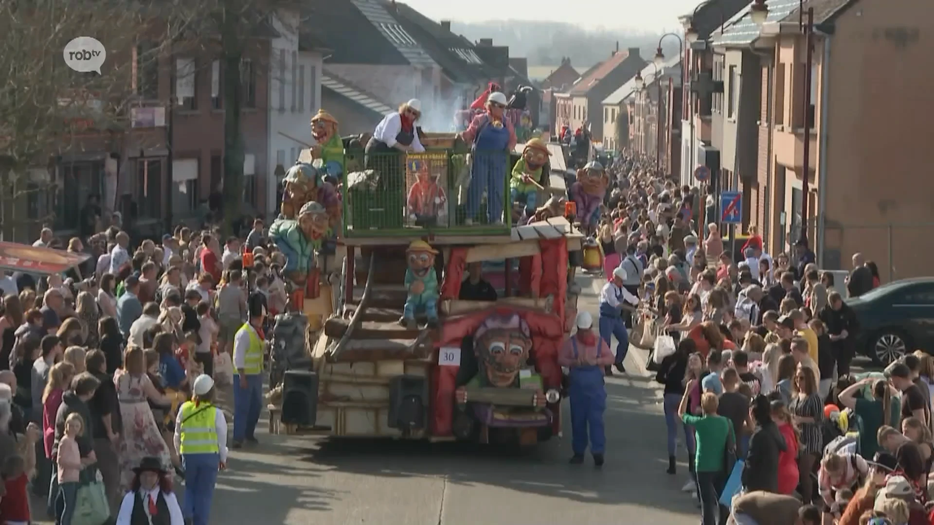 20e carnavalsstoet in Schoonderbuken is met 34 praalwagens en prachtig weer een voltreffer: "Traditie in Scherpenheuvel-Zichem wordt alleen maar groter"