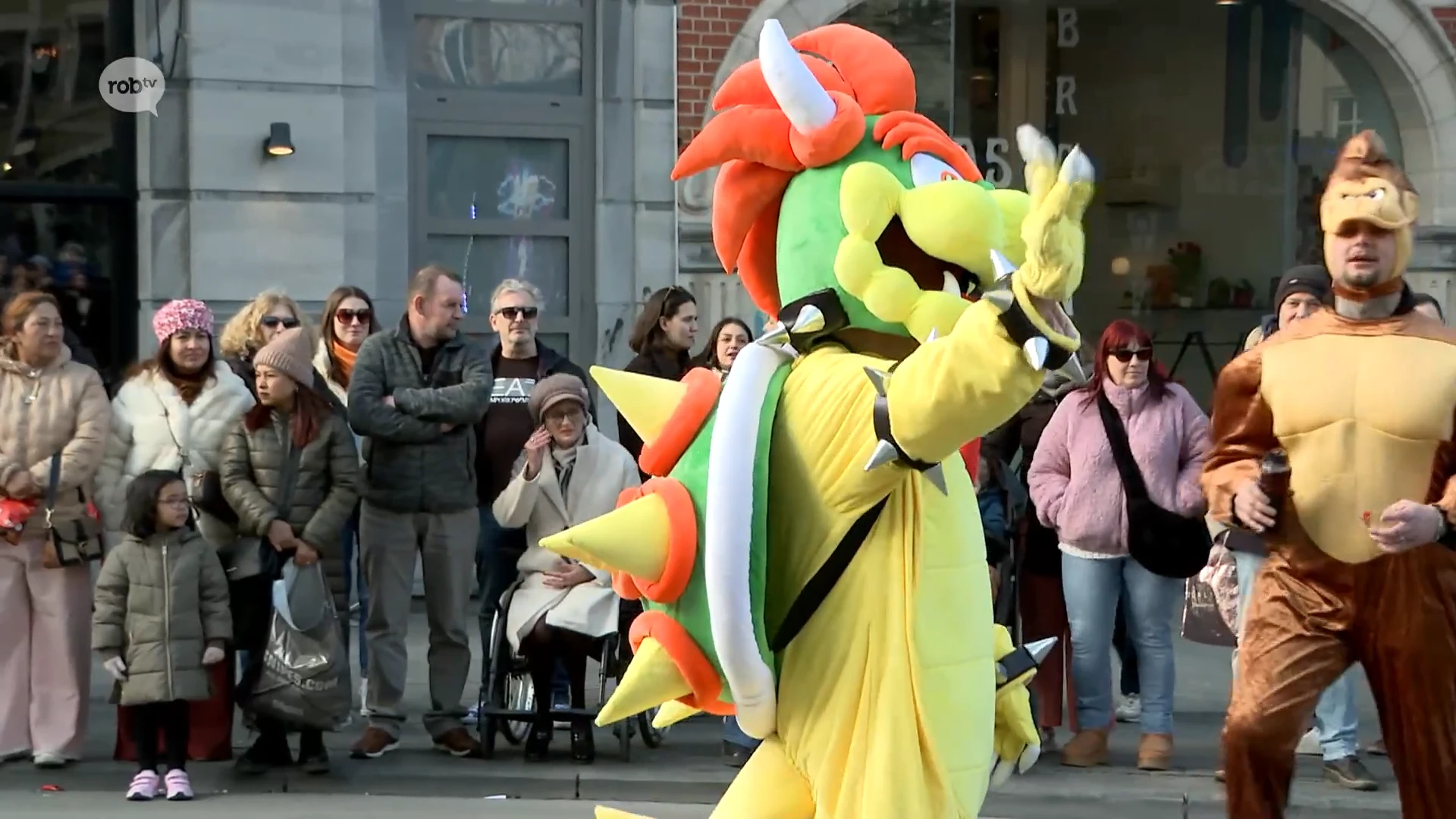 Duizenden feestvierders komen naar de carnavalstoet in Leuven: "Mijn hele zak zit al vol snoep"