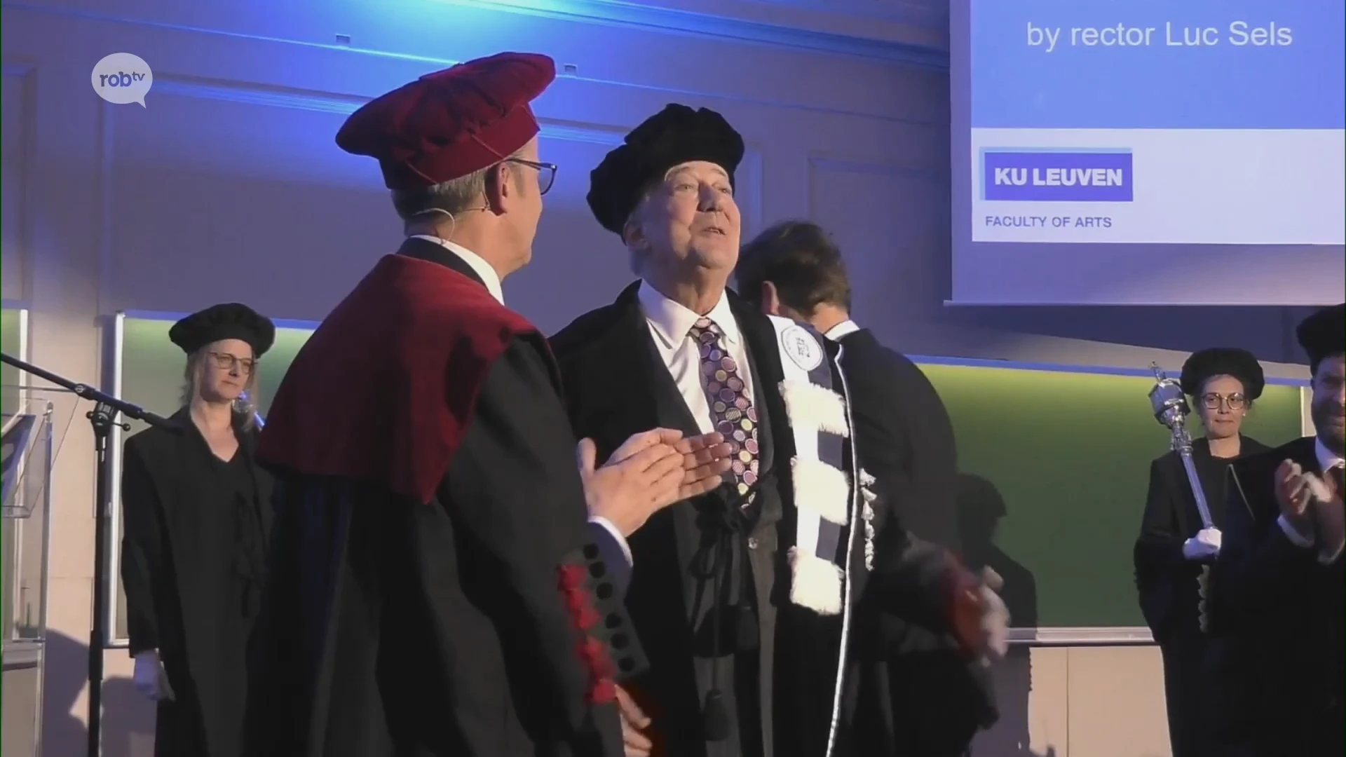 Brits komiek, schrijver en acteur Sir Stephen Fry ontvangt facultair eredoctoraat van KU Leuven: "Hij is in zoveel domeinen, van zoveel markten thuis binnen het domein van de letteren. Een taalgoochelaar, een echt een verhalenverteller"