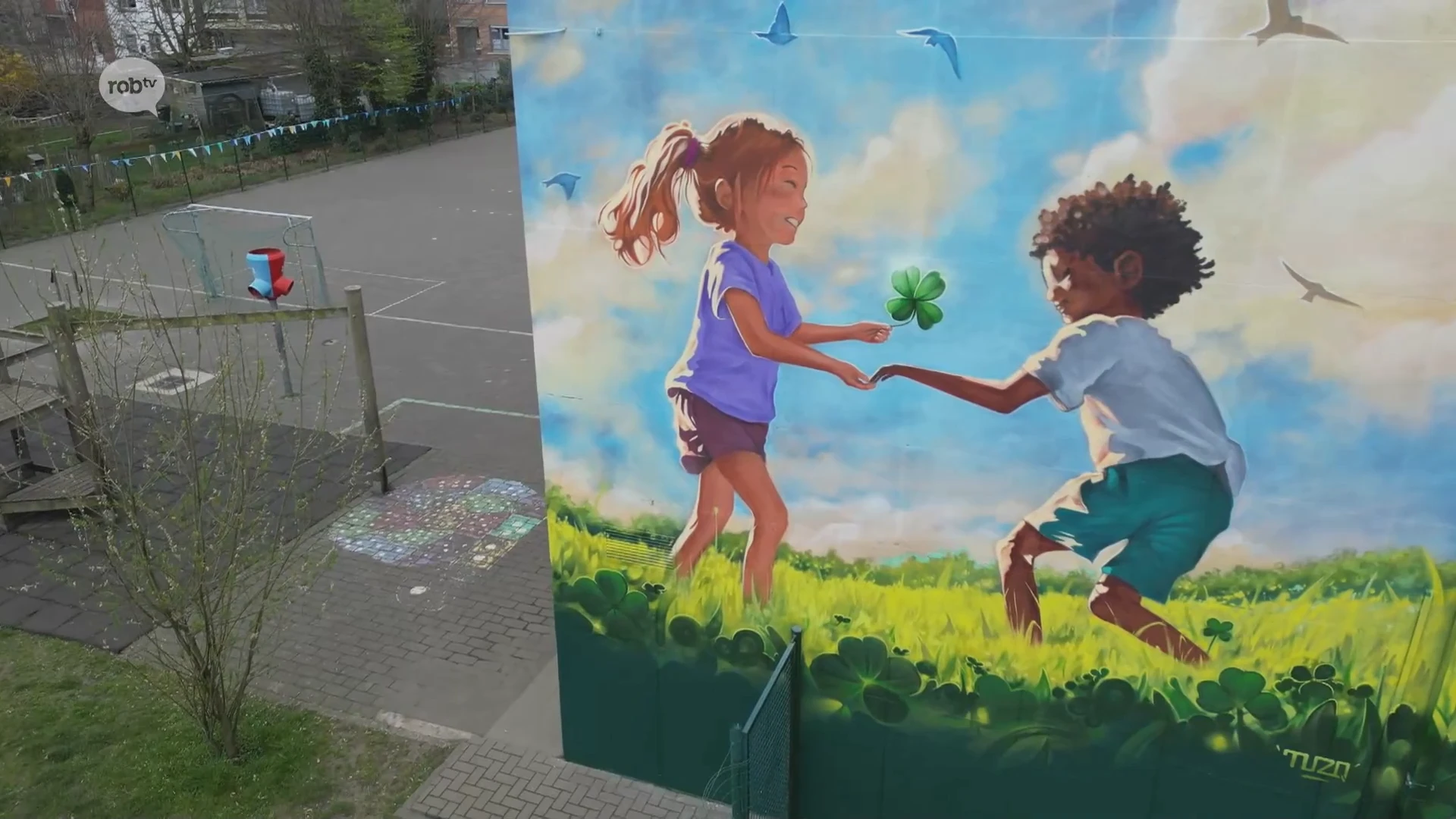 Grafittikunstenaar Tuzq maakt muurschildering op basisschool Klaverblad in Scherpenheuvel