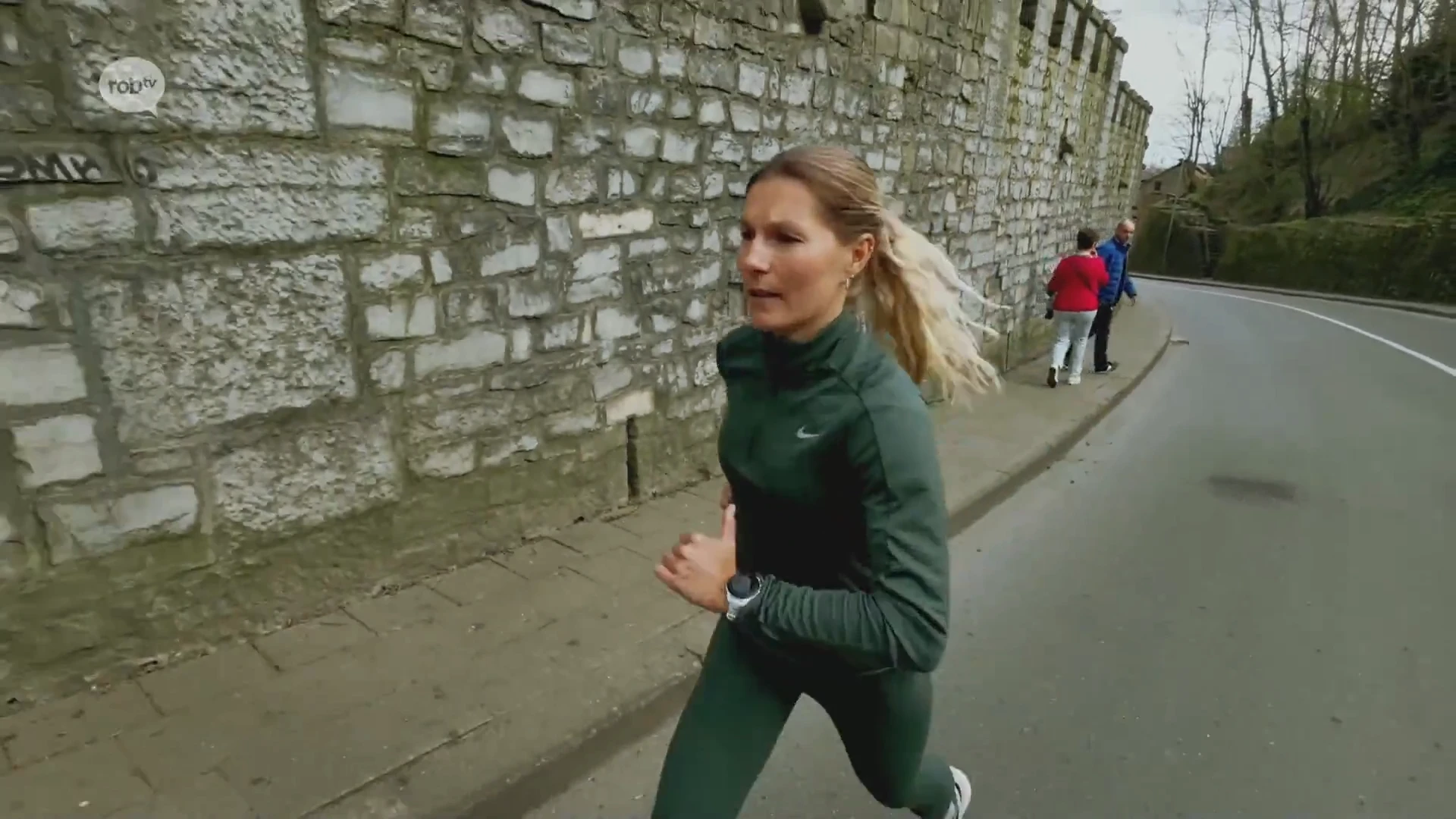 Waar liggen belangrijke punten en waar moet je op letten tijdens EK halve marathon? Score verkent parcours met Victoria Warpy