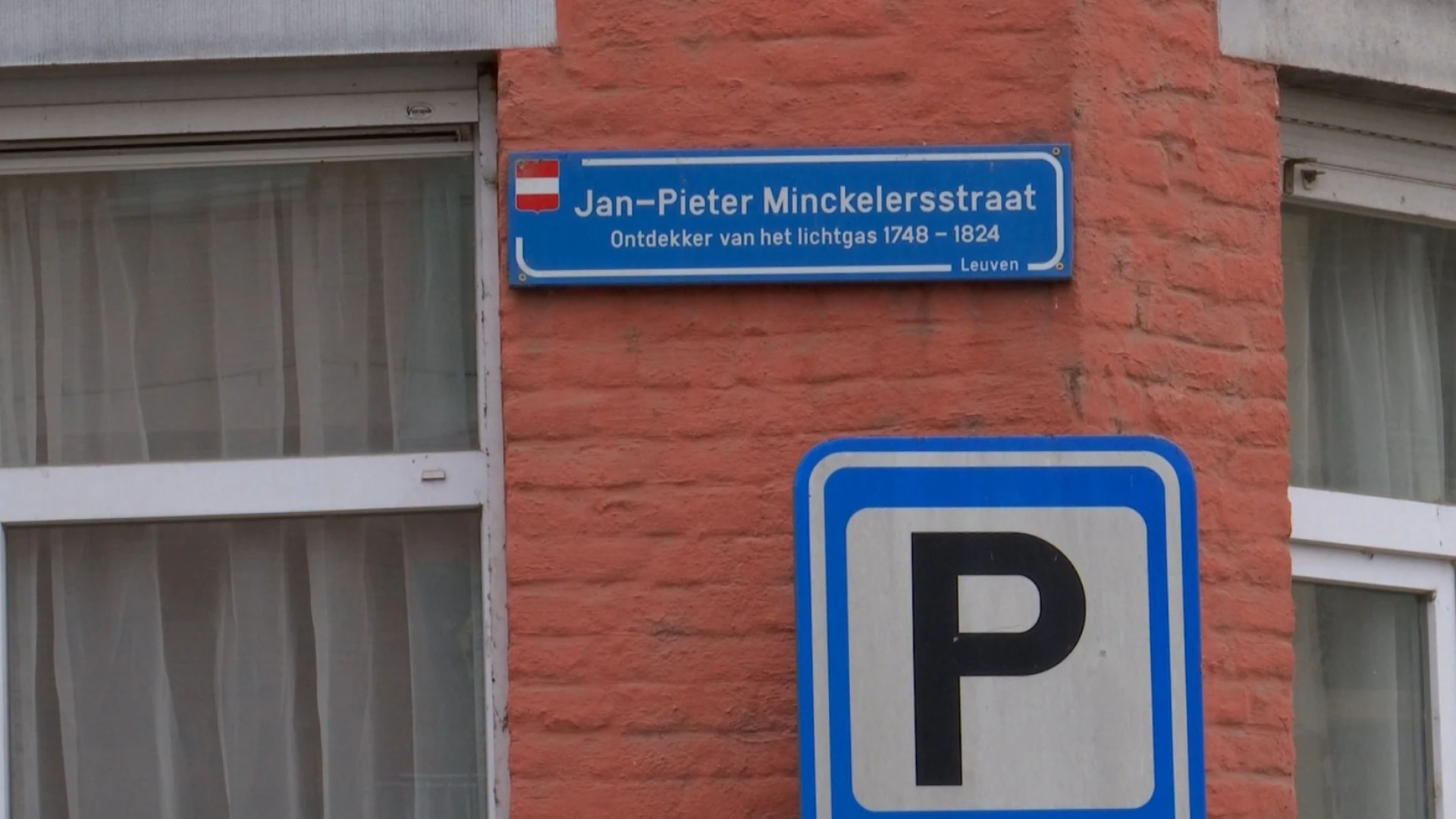 Peuter (4) uit oververhitte auto bevrijd in Leuvense Jan-Pieter Minckelersstraat terwijl moeder naar winkel is