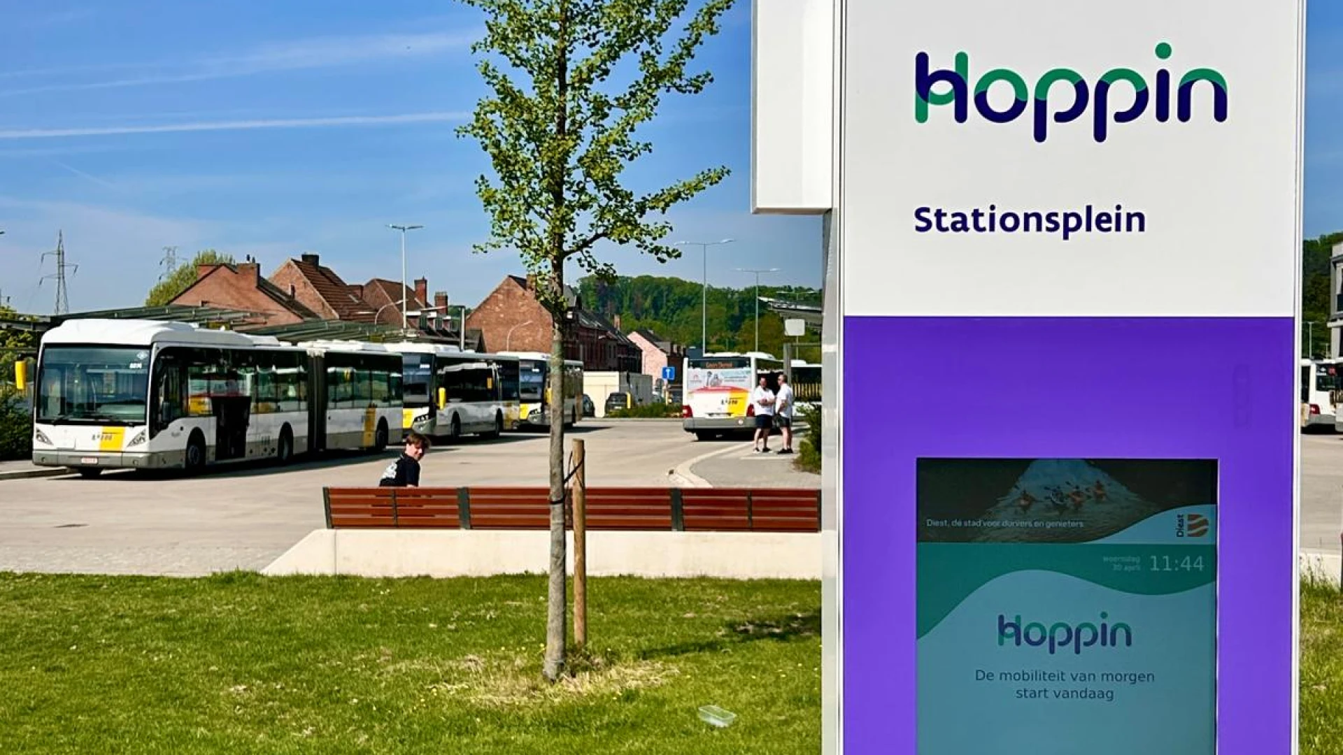 Nieuwe interactieve Hoppinzuil op Stationsplein in Diest toont naast dienstregeling openbaar vervoer ook dichtstbijzijnde AED-toestel of info over bezienswaardigheden