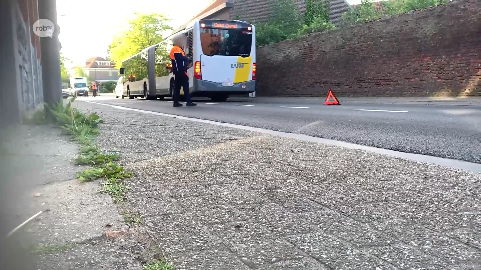 Defecte lijnbus zorgt voor verkeershinder op kruispunt aan de Mena in Rotselaar