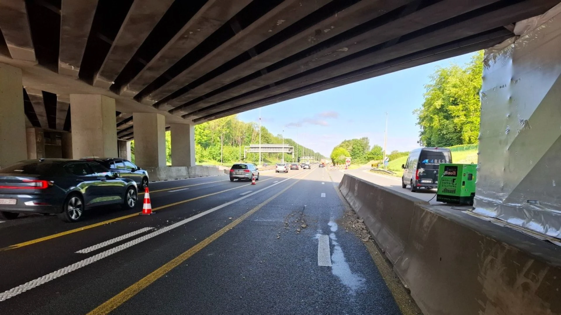 Betonblokken naar beneden gekomen op E40 in Bertem, ochtendspits verloopt moeizaam