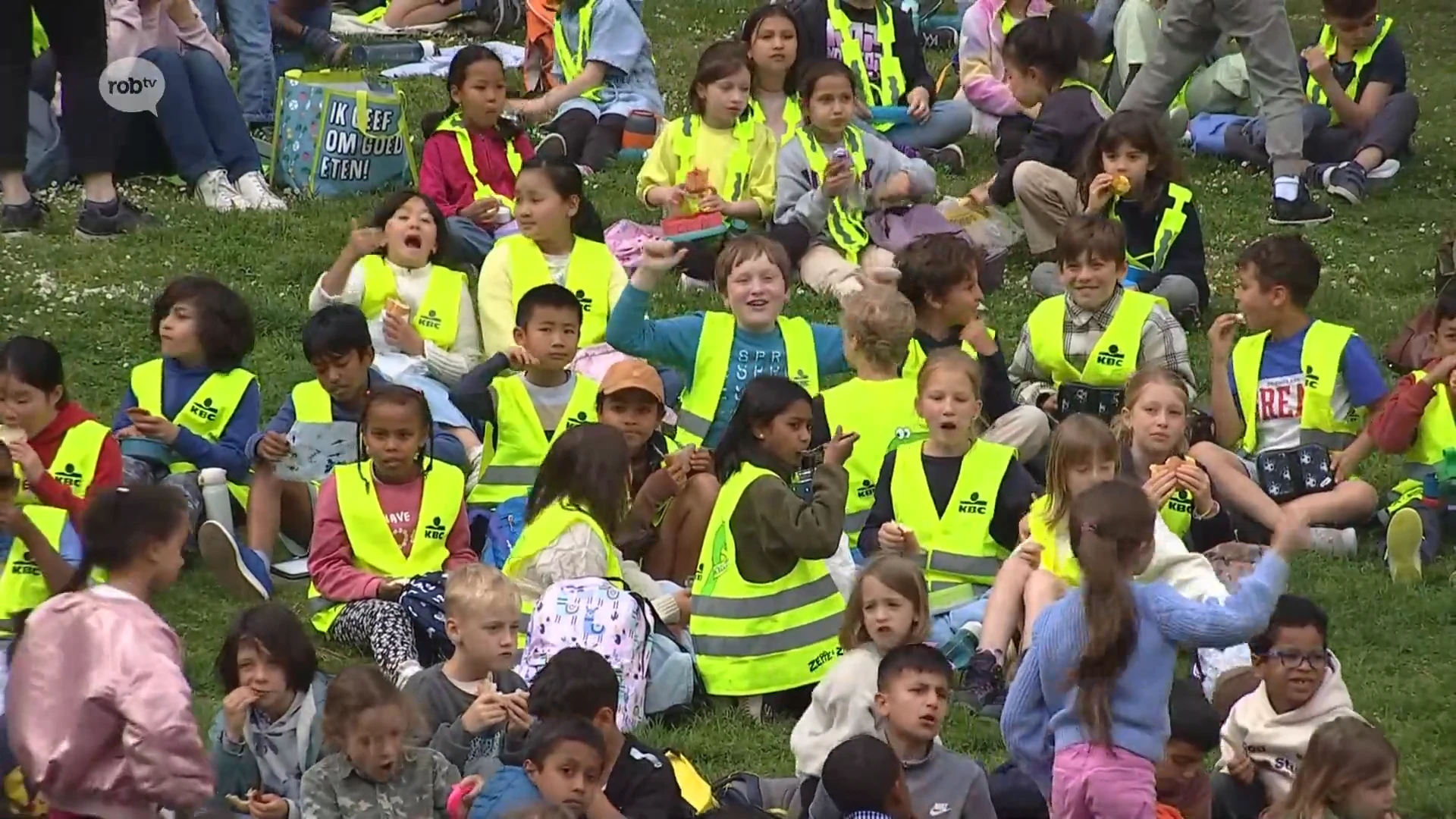 2.500 Leuvense leerlingen picknicken in stadspark: "Drempel verlagen zodat ze doorheen het jaar ook de stad in trekken"