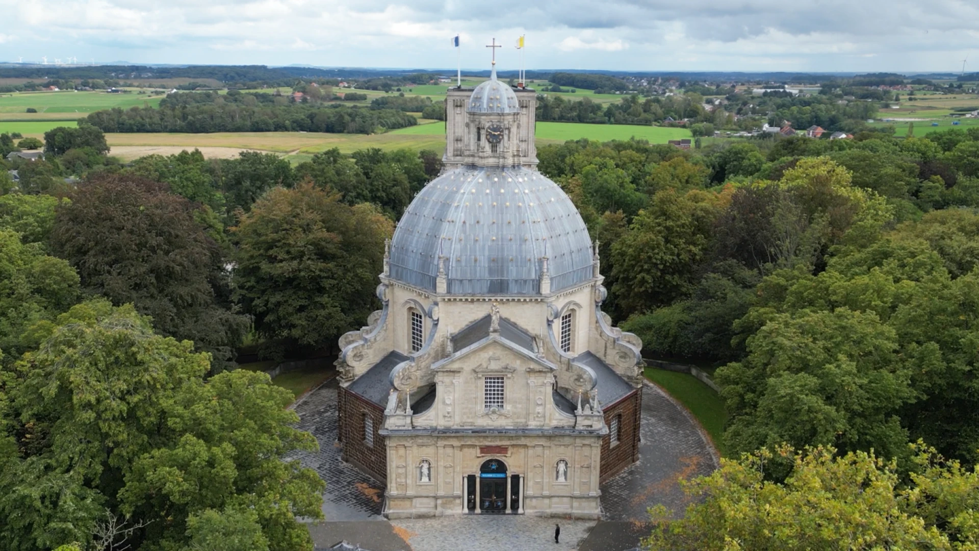 Nieuwe paus Leo XIV is gespreksonderwerp van de dag aan Basiliek van Scherpenheuvel-Zichem: "Hopelijk heeft hij een moderne kijk op de wereld"
