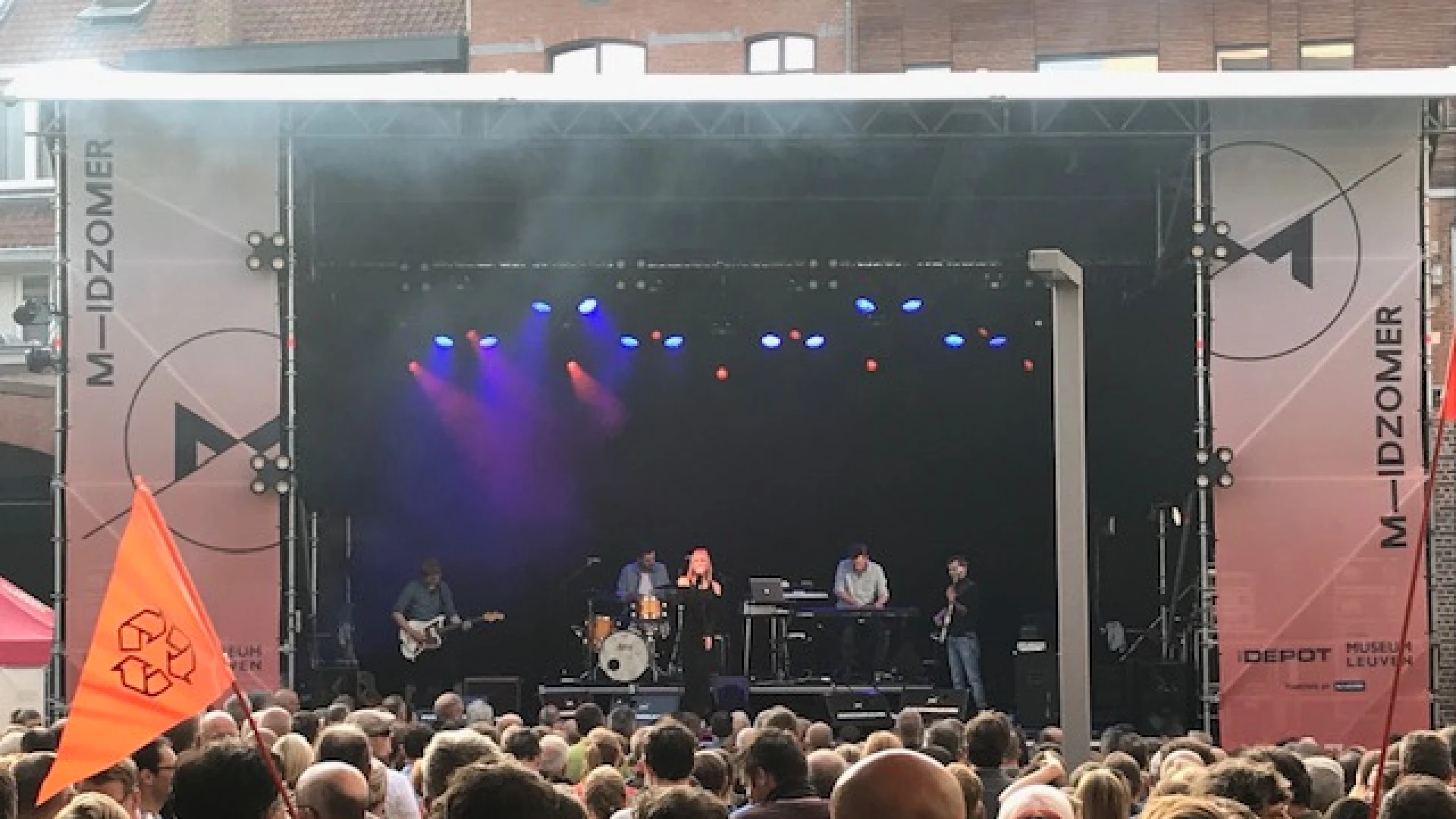 Affiche van M-IDZOMER 2025 in M Leuven volledig rond, ook gloednieuw podium voor jong talent aangekondigd