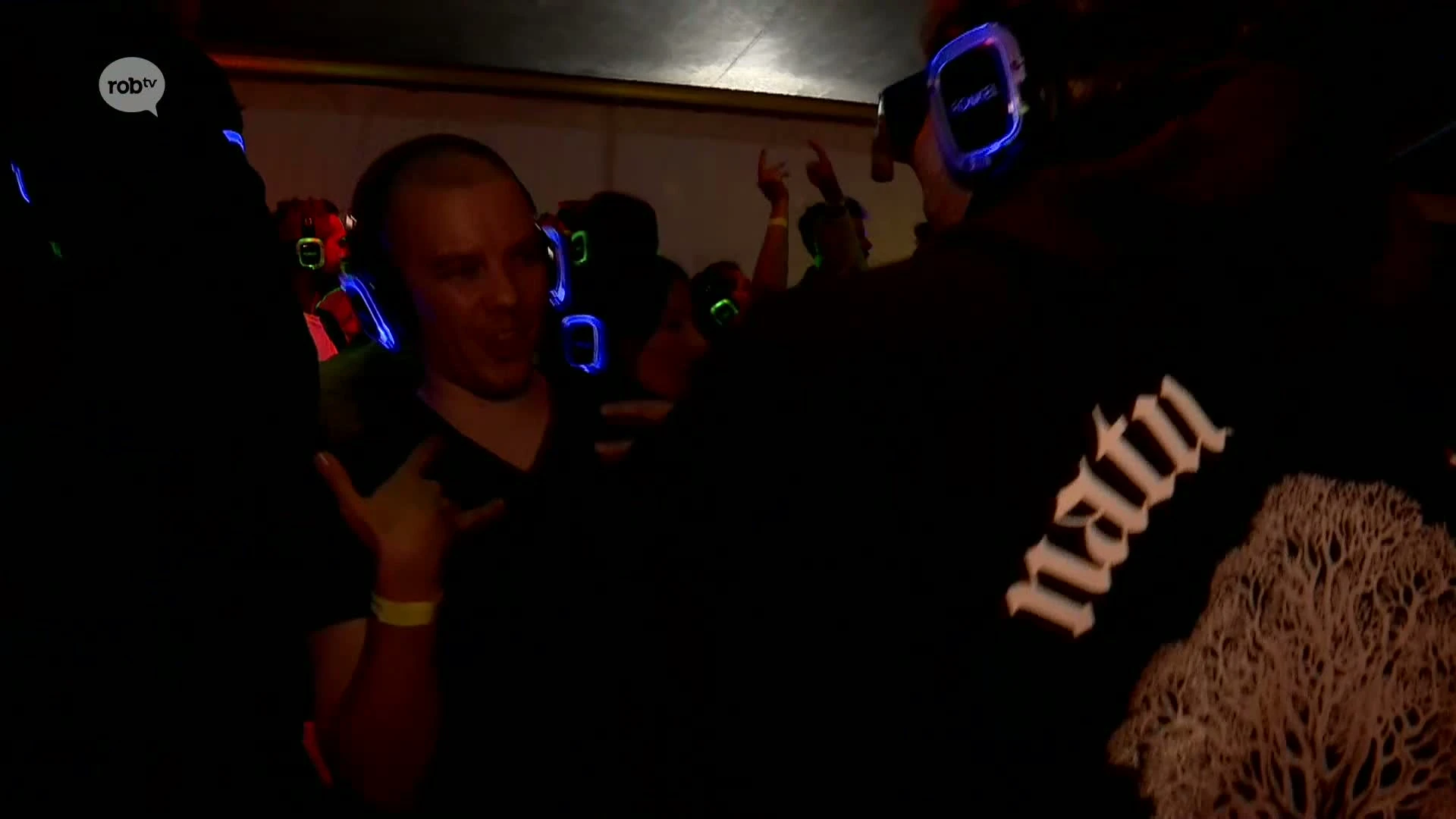 Silent Rave Zichem trekt 500 stille ravers: "Je kan gewoon switchen tussen de DJ's"