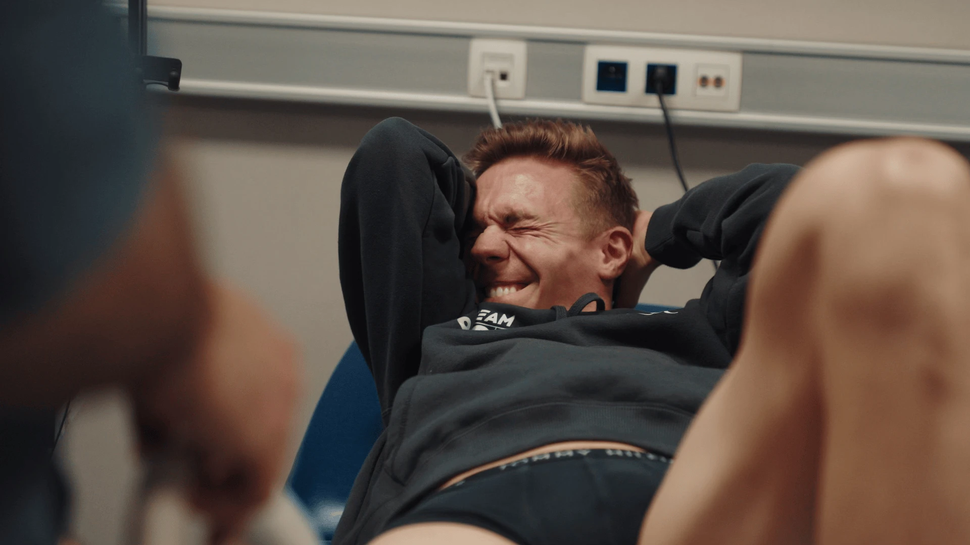 Bart Swings brengt revalidatie in beeld op zijn OnlyFans: "Ik denk dat ik nog nooit zoveel pijn gevoeld heb"