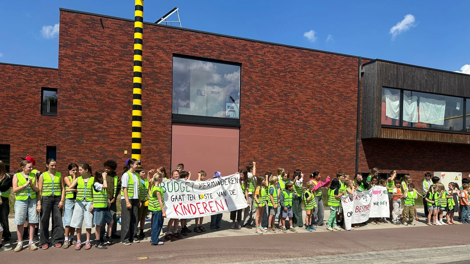 Leerlingen en leerkrachten van freinetschool Krullevaar't voeren opvallende actie tegen besparingsplannen federale regering