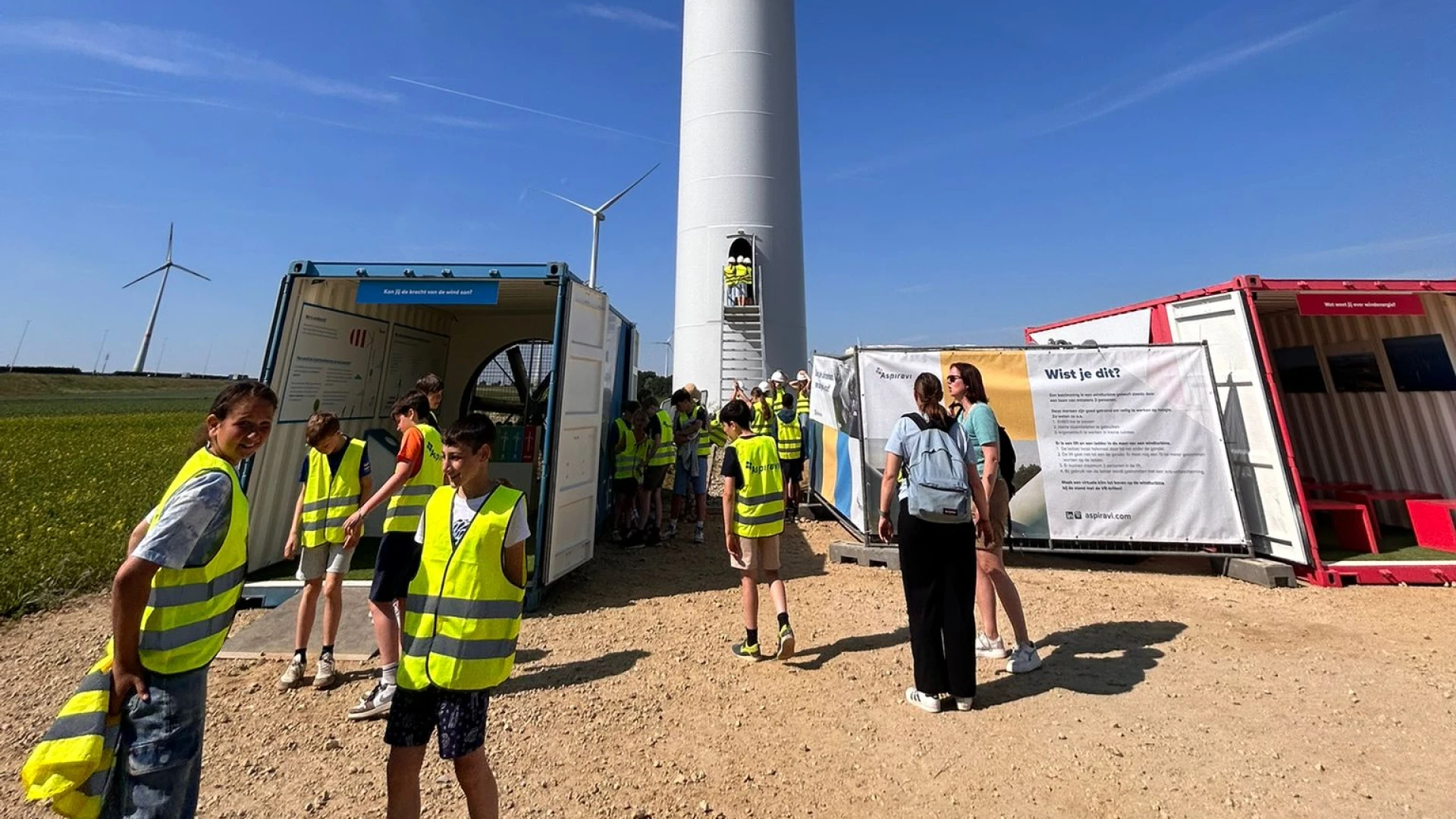 Aspiravi laat 700 schoolkinderen kennismaken met windturbine in Diest: "Wij staan boven op windmolen, het is heel hoog"