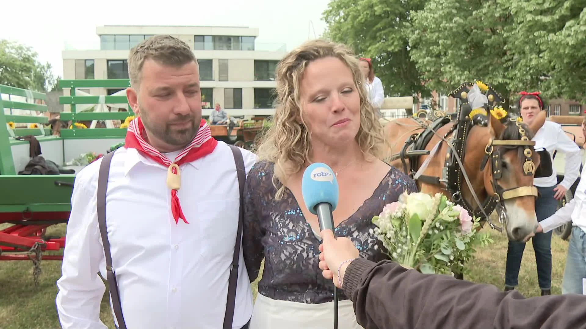 Kirsten en Tony uit Werchter trouwen naast de kerk, tussen de paarden: "We willen dat iedereen kan genieten van onze trouw"