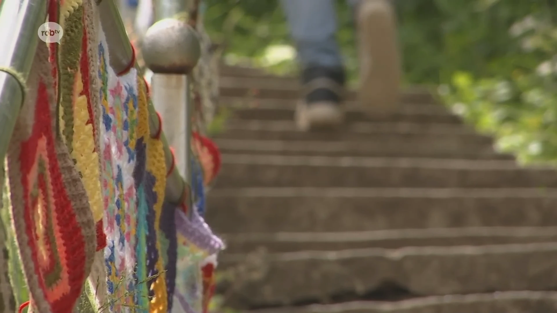 Citadeltrap in Diest  versierd met granny squares en gedichten: "De bezoekers vinden het heel mooi, kleurrijk en een super leuk initiatief"