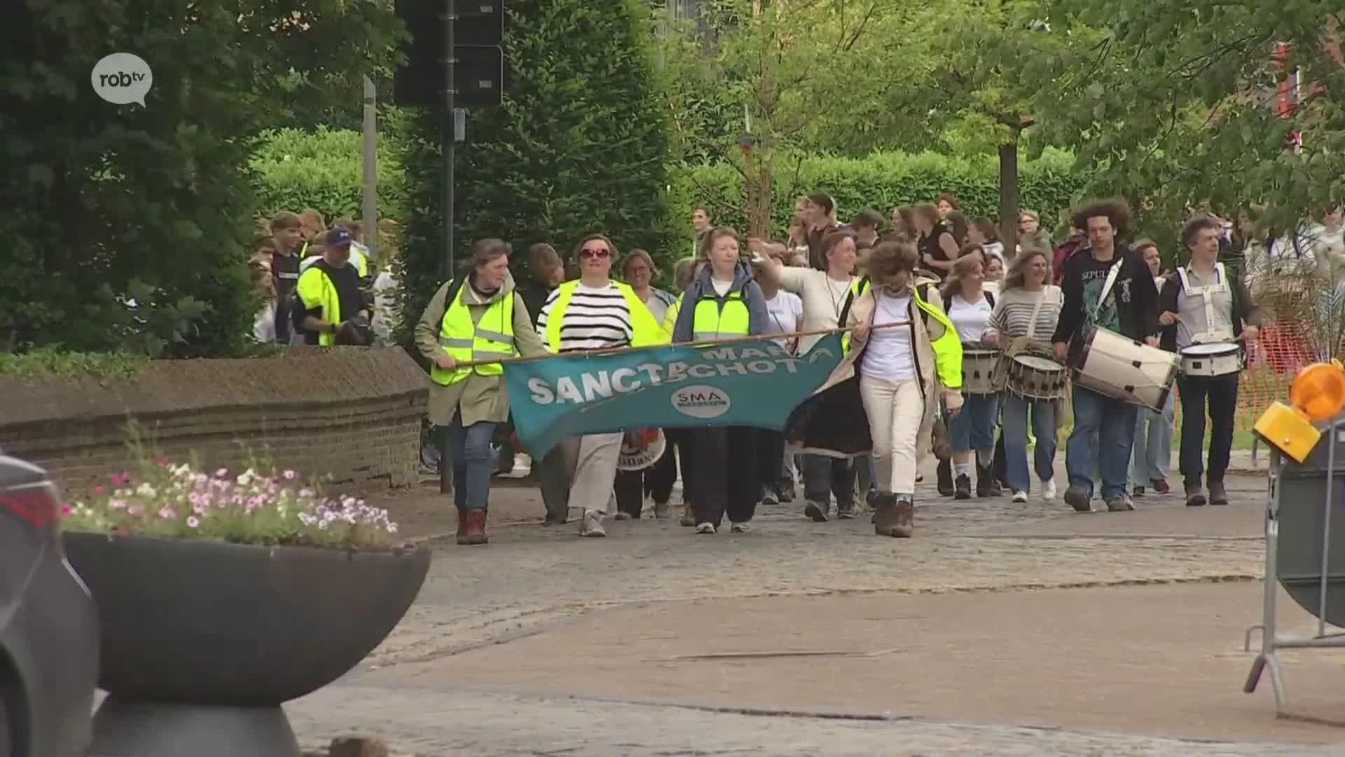 Middelbare school Sancta Maria viert 90 jaar met feestelijke wandeltocht van Scherpenheuvel naar Aarschot