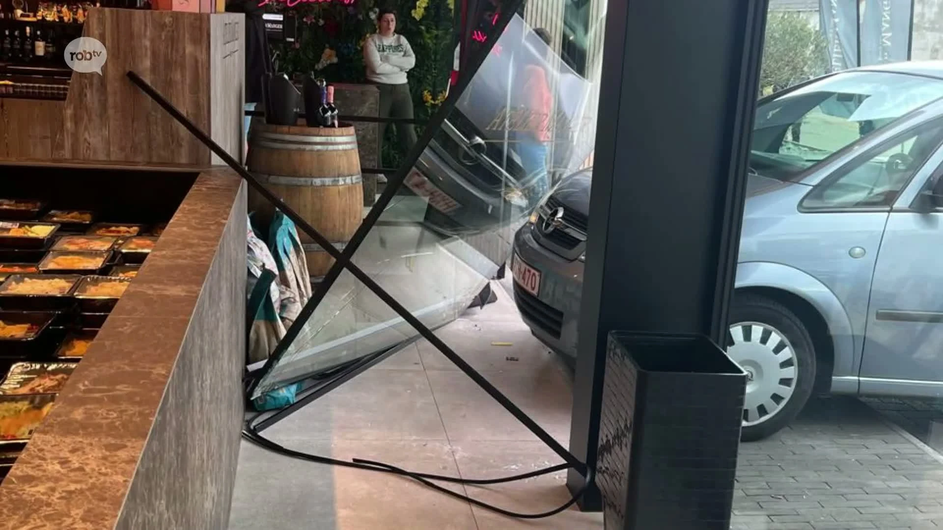 Jonge vrouw voert per ongeluk verkeerd manoeuvre uit en botst tegen raam van Atelier Manger in Testelt, veel schade aan raam maar geen gewonden
