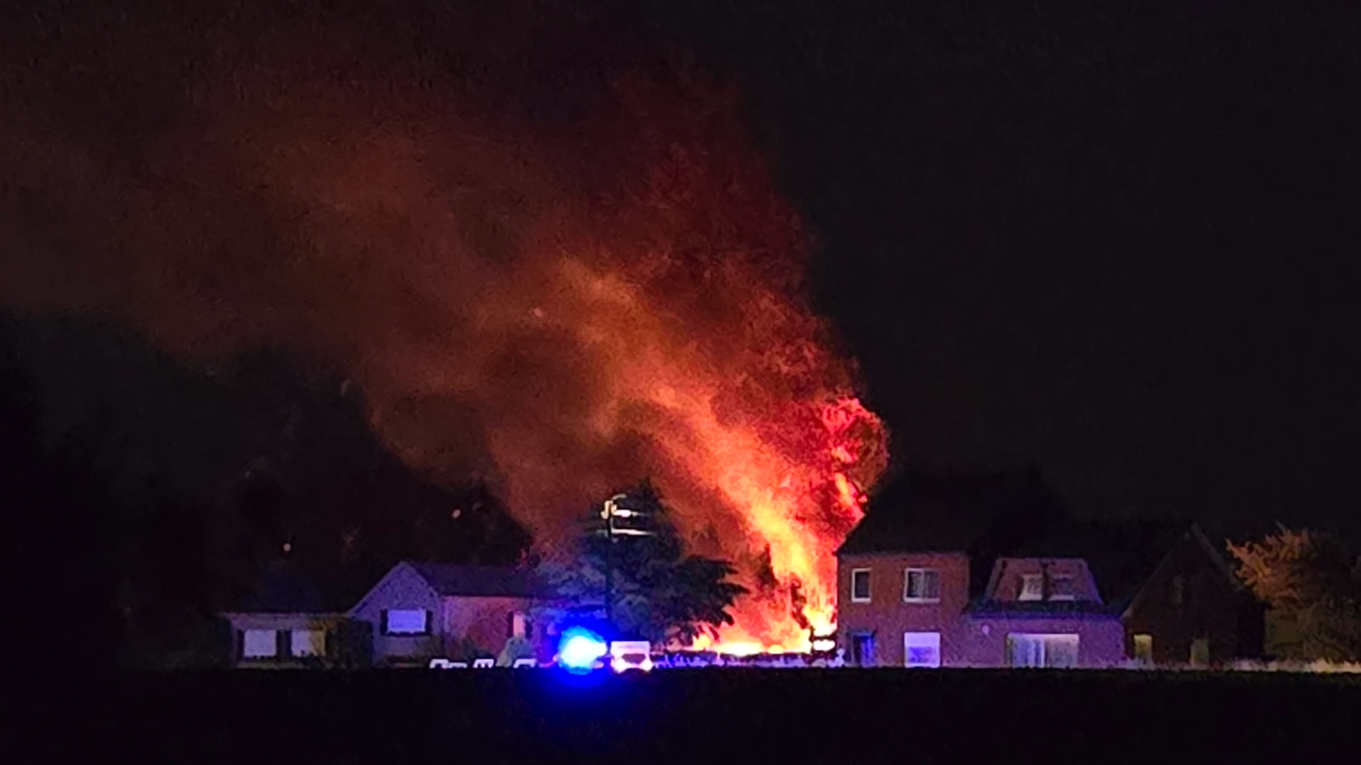 Spectaculaire brand in Kortenaken: autobrand slaat over op bomen en coniferen