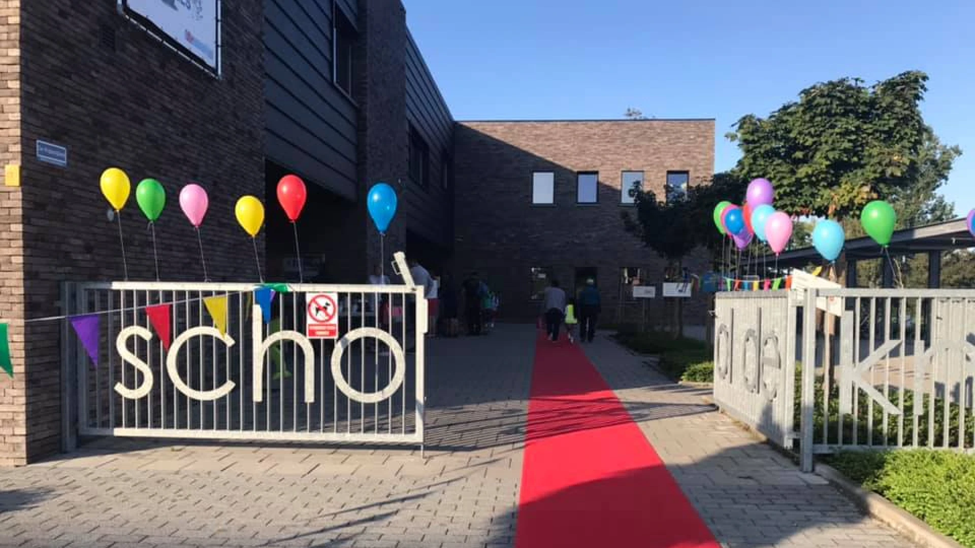 Een looptocht dwars door de schoolgebouwen: meer dan 200 leerlingen van VBS De Knipoog in Rummen doen het