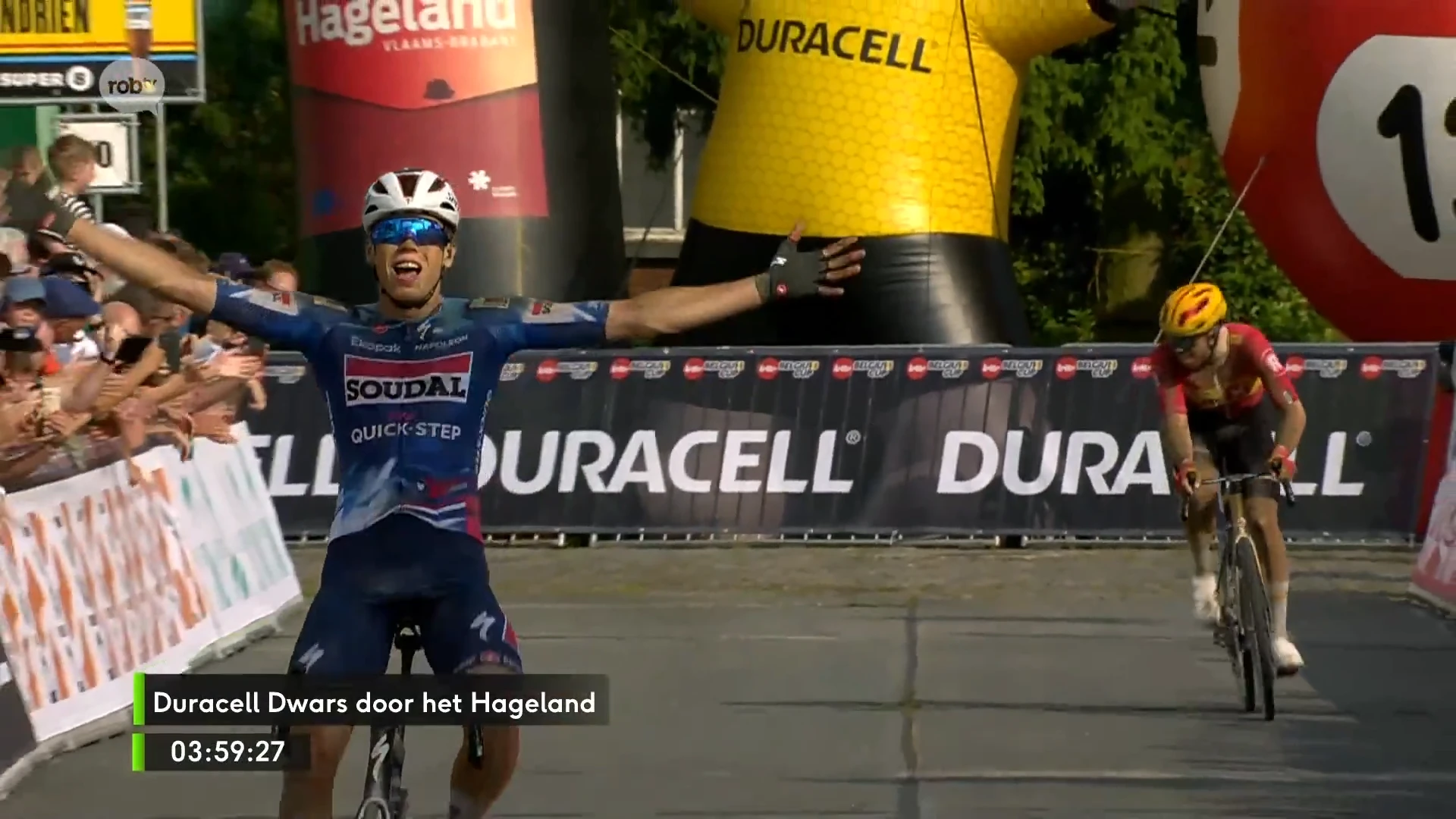 Paul Magnier is de winnaar van Dwars door het Hageland bij de mannen, bij de vrouwen wint Lorena Wiebes op een te kleine fiets