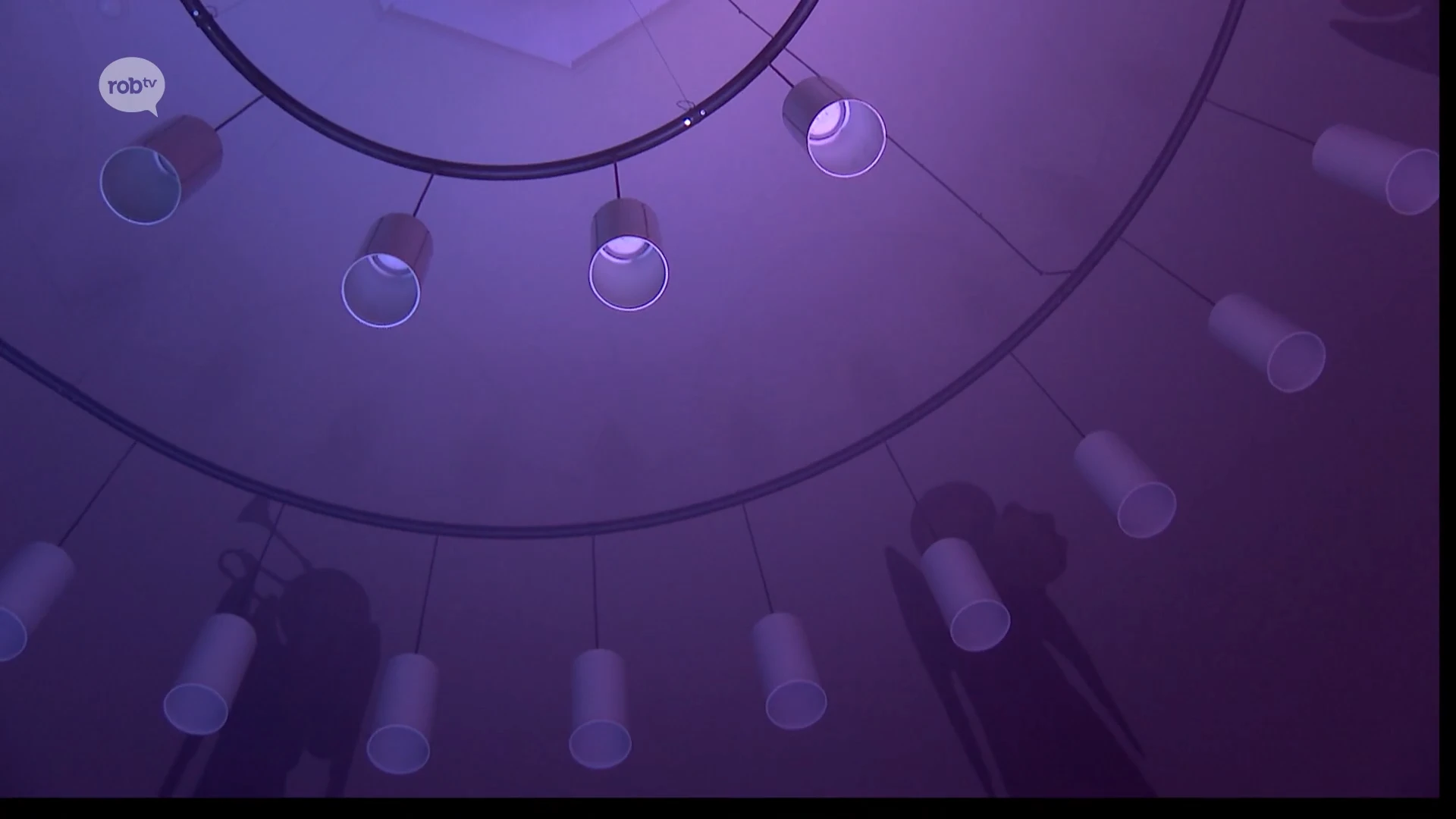 Bijzondere kunstinstallatie met lichten, rook en geluid in KADOC in Leuven: "Immersief kunstwerk"