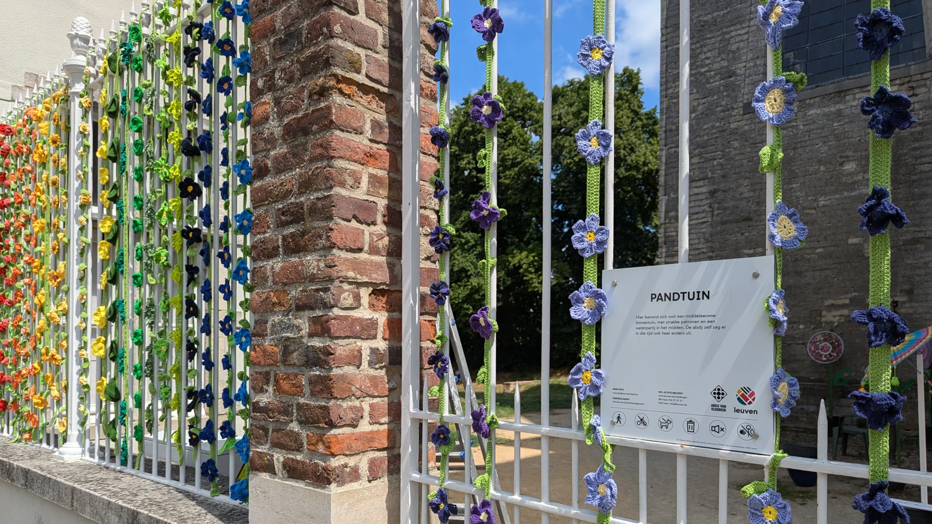 Abdij van Vlierbeek gehuld in duizenden gehaakte bloemen: "We willen niet alleen draadjes verbinden, maar ook mensen"