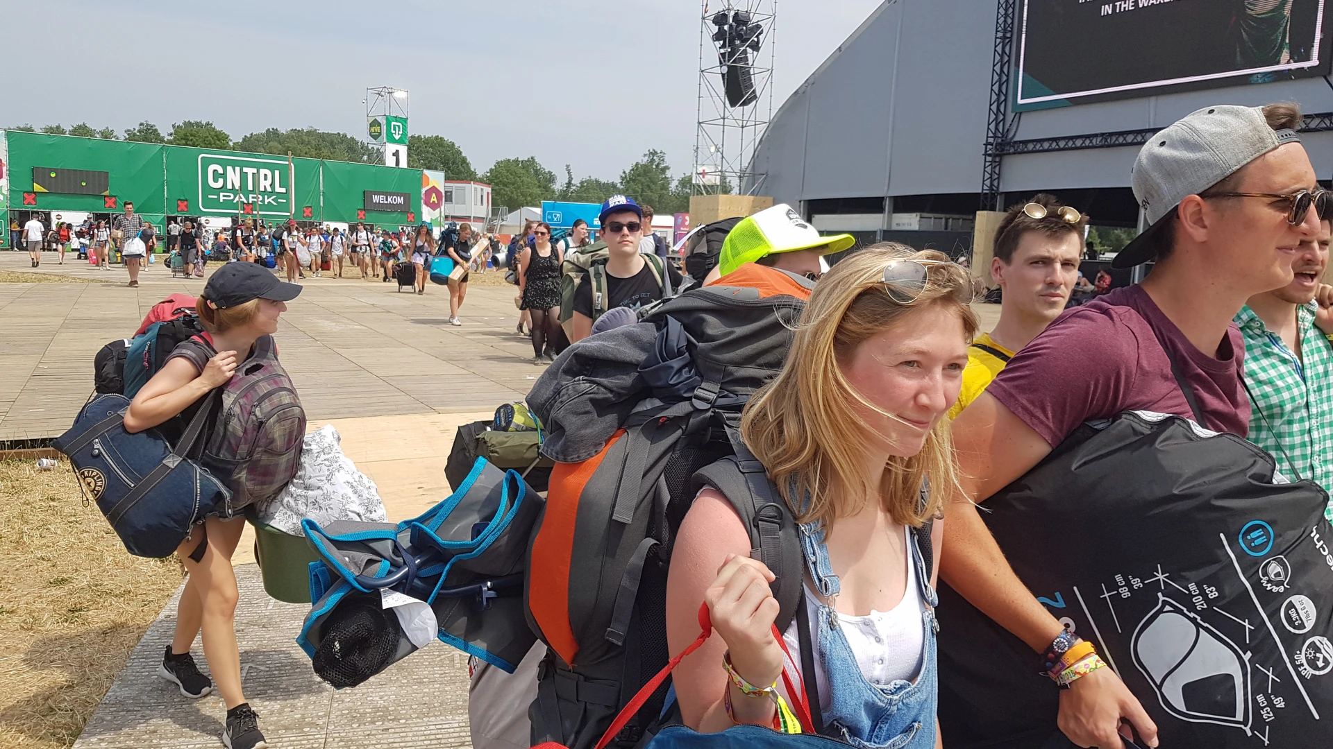 LIVE Extra uitzending: Intocht camping The Hive