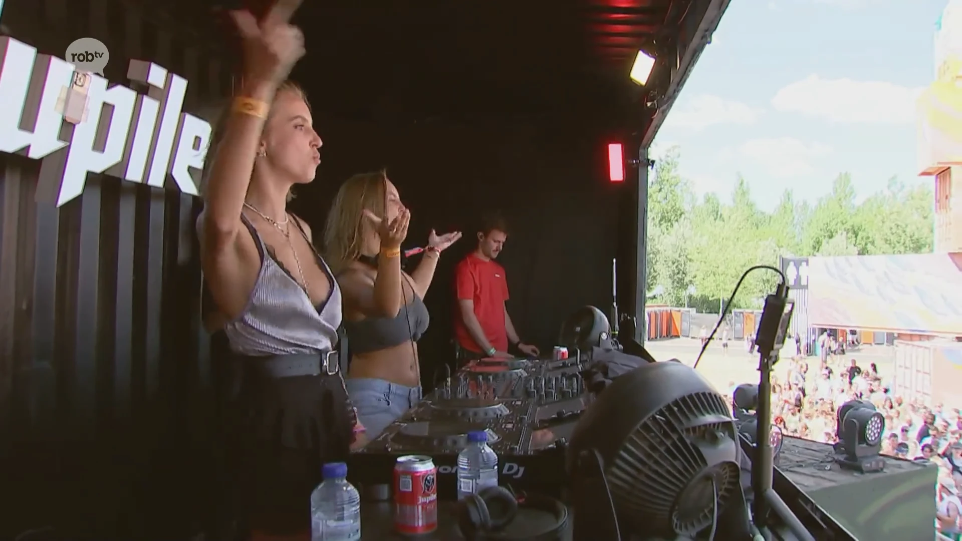 Talent uit eigen regio aan het werk op podium The Towers: Luna & Lenthe verwennen festivalgangers met dj-set vanuit North West Walls