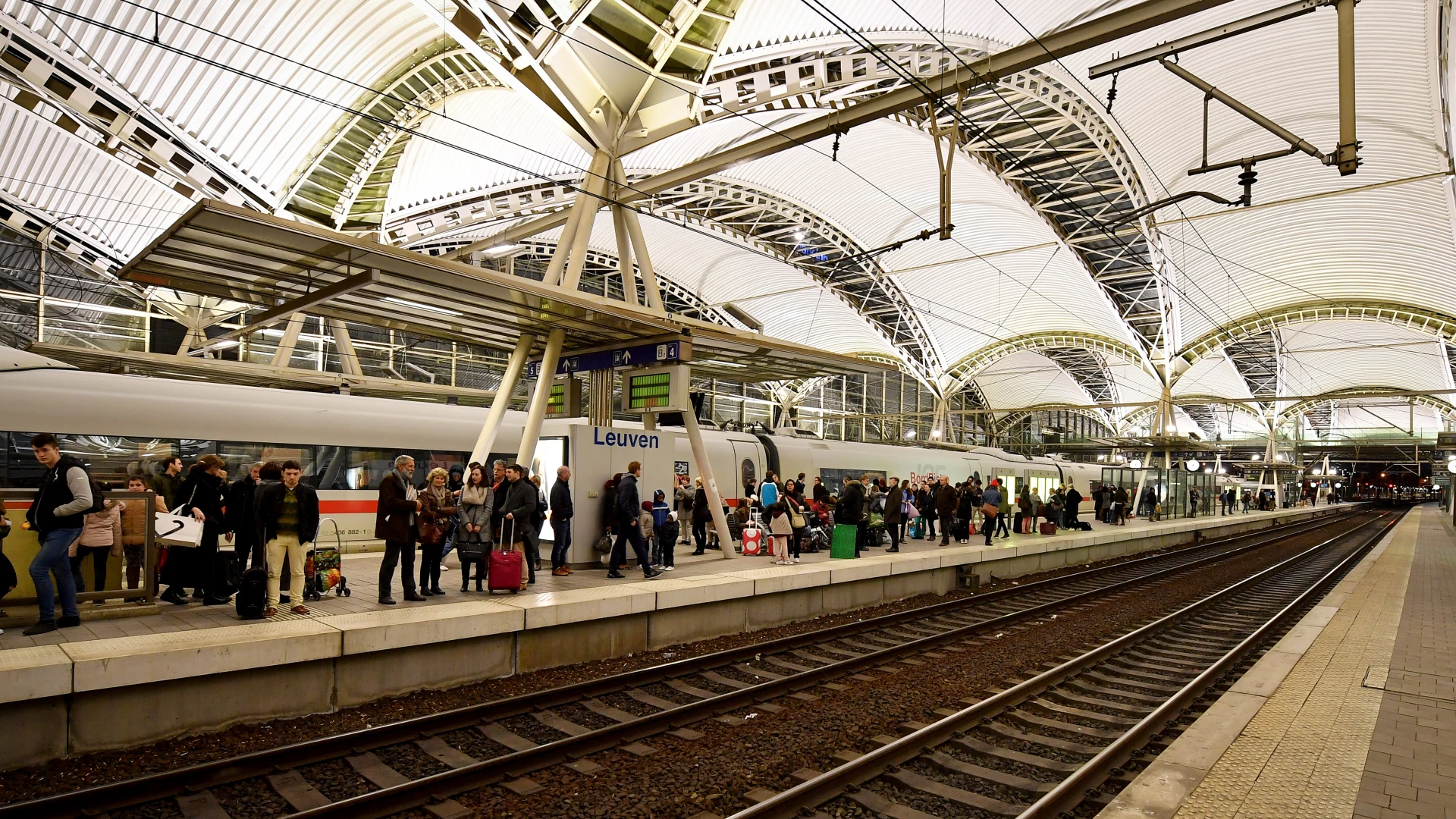 Bijna 100 festivalgangers brengen na eerste dag Rock Werchter nacht door in station van Leuven: "Trein kon niet langer wachten"