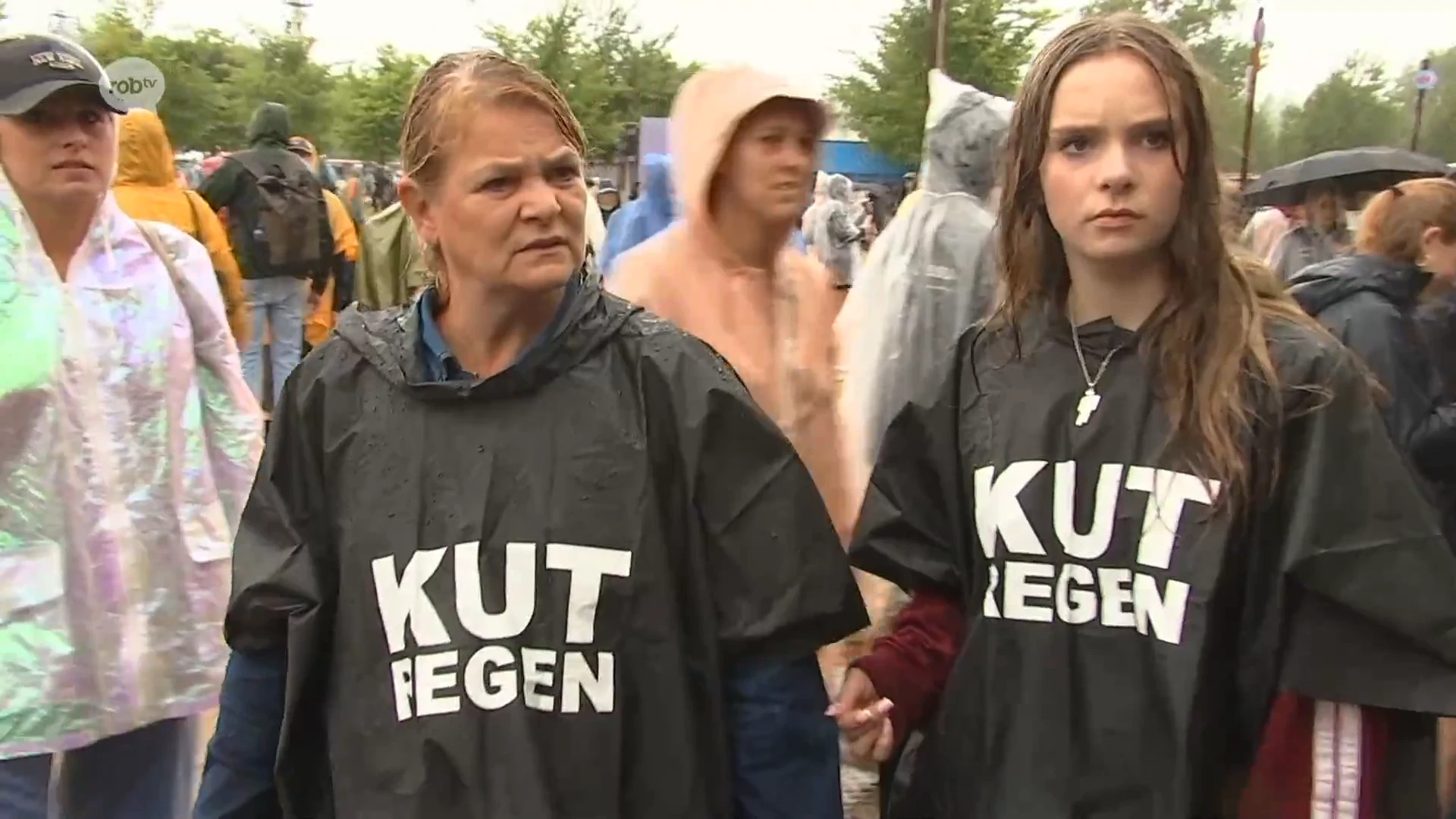 Regenponcho's zijn dresscode op laatste dag van Rock Werchter: "Koud, kil en nat"