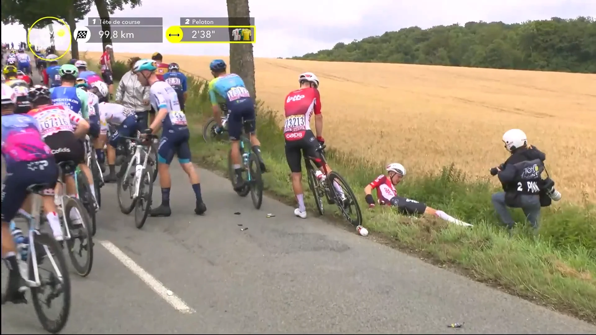 Lennert Van Eetvelt valt in Ronde van Frankrijk, Mathieu van der Poel wint tweede etappe in Boulogne-sur-Mer en pakt geel