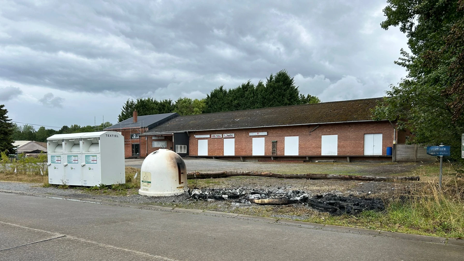 Drie glascontainers afgebrand in Haldertstraat in Tielt-Winge: "Brand is aangestoken"